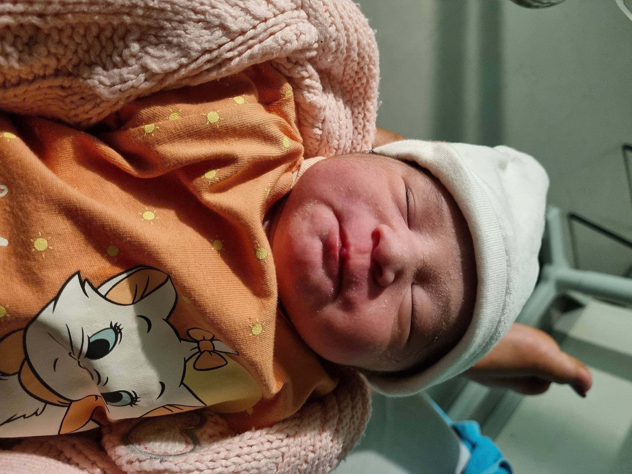 Kaleana participe au concours pour gagner de l'argent avec cette photo : baby, baby_products, baby_sleeping, cheek, child, comfort, eyelash, facial_expression, happy, headgear, headwear, linens, mouth, nose, person, room, skin, sleep, stuffed_toy, toddler