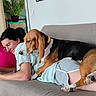 Colomby participe au concours pour gagner de l'argent avec cette photo : brown_dog, casual, comfort, companionship, couch, dog, floor, furniture, glasses, home, indoor, leisure, living_room, painting, person, pet, plant, relaxed, short_hair, smiling