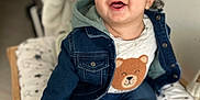 Kaylan a rejoint le concours — aidez-le/la à gagner de superbes lots ! baby, denim_jacket, smiling, child, cute, indoor, cushion, star_pattern, clothing, portrait, happy, infant, socks, face, seated, wooden_frame, casual_wear, toddler, expression, cozy
