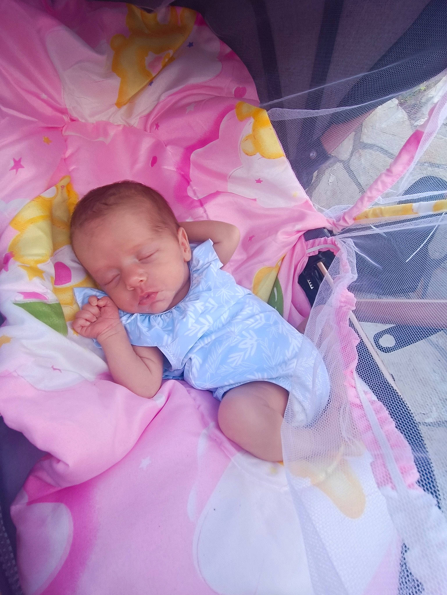 Leya a rejoint le concours — aidez-le/la à gagner de superbes lots ! baby, baby_products, baby_toddler_clothing, bedding, child, comfort, event, fun, happy, lap, linens, magenta, pattern, person, pink, play, purple, room, sitting, toddler