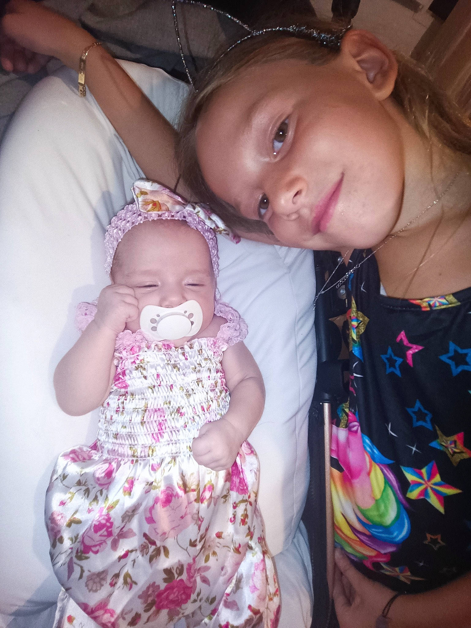 Leya participe au concours pour gagner de l'argent avec cette photo : baby, baby_toddler_clothing, cheek, cool, eye, face, finger, fun, gesture, hairstyle, hand, happy, headgear, human_body, iris, joy, lip, mouth, organ, person