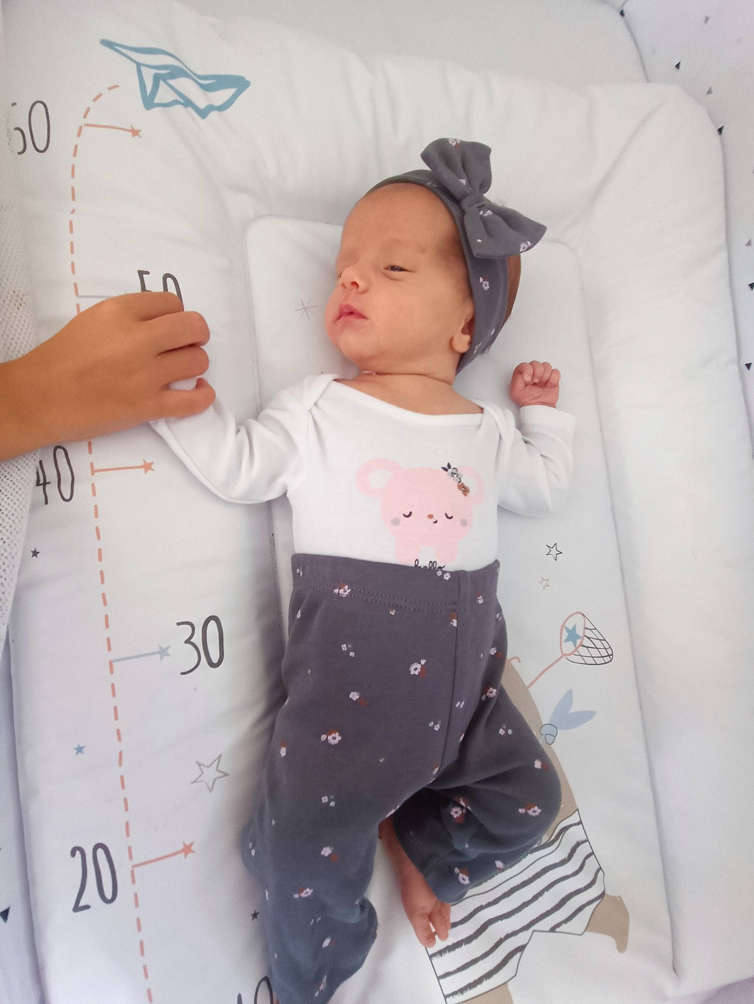 Leya participe au concours pour gagner de l'argent avec cette photo : arm, baby, baby_products, baby_safety, baby_sleeping, baby_toddler_clothing, child, comfort, linens, pattern, person, room, sitting, sleeve, sock, t_shirt, textile, thigh, toddler, waist