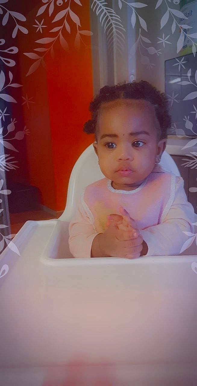 Maissane participe au concours pour gagner de l'argent avec cette photo : baby, cheek, child, desk, ear, eyebrow, eyelash, fashion_design, forehead, fun, hairstyle, happy, lip, neck, nose, person, room, sitting, skin, table