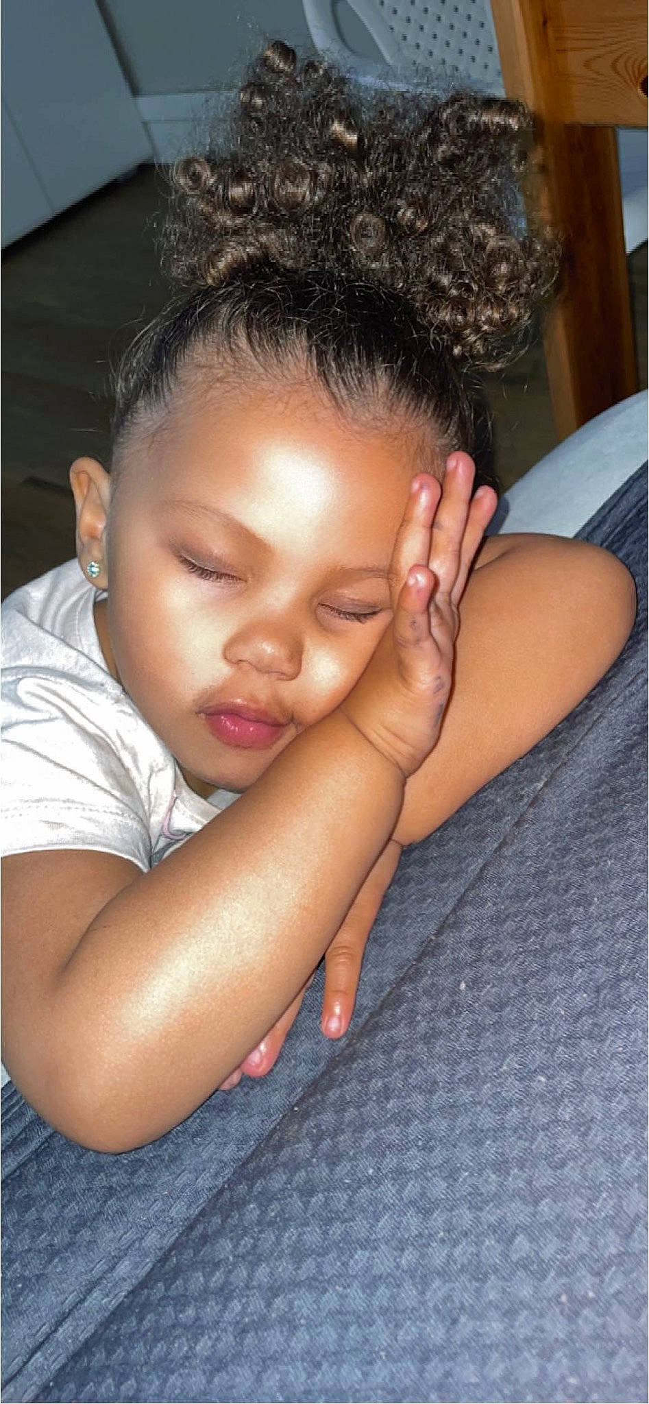 Alysson participe au concours pour gagner de l'argent avec cette photo : arm, cheek, chin, comfort, eyebrow, eyelash, facial_expression, flash_photography, forehead, gesture, hair, hand, joint, lip, mouth, muscle, neck, nose, person, skin