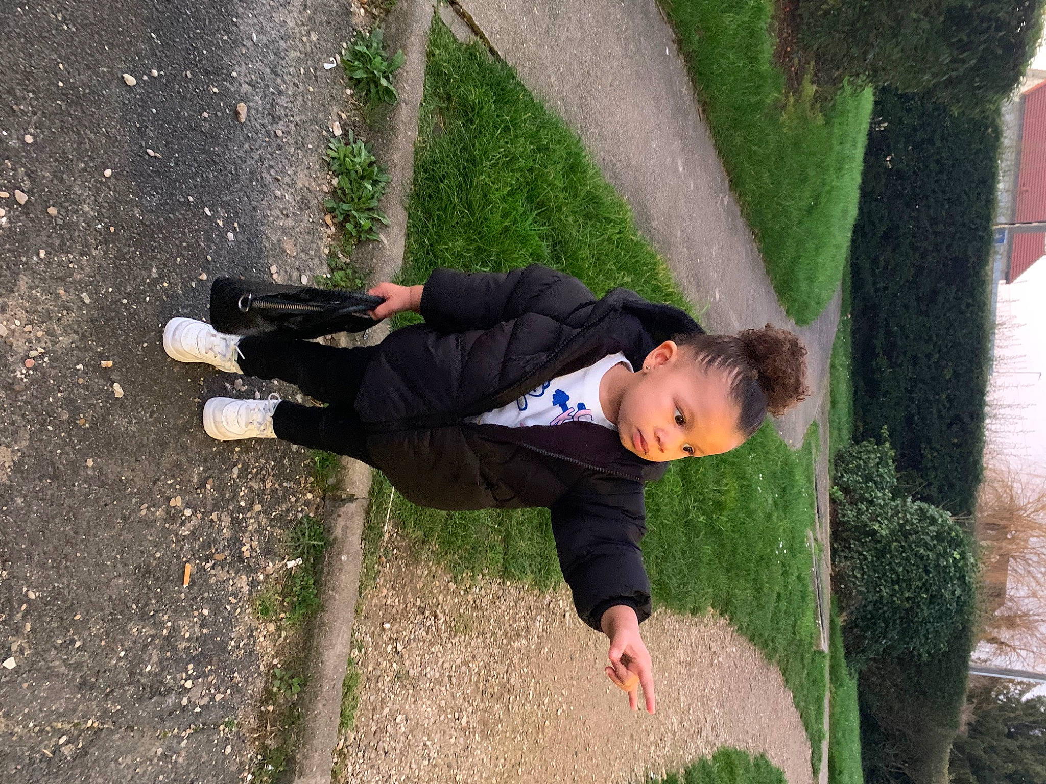 Alysson a rejoint le concours — aidez-le/la à gagner de superbes lots ! asphalt, elbow, fun, grass, grass_family, human_leg, knee, leisure, people_in_nature, person, plant, recreation, road_surface, shadow, sidewalk, sitting, toddler, tree, walking_shoe