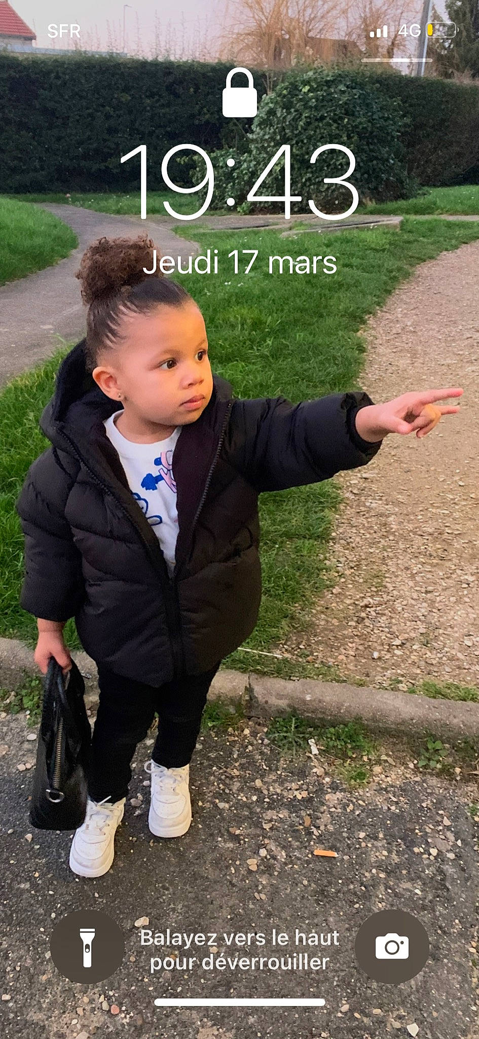 Alysson a rejoint le concours — aidez-le/la à gagner de superbes lots ! child, facial_expression, finger, formal_wear, gesture, grass, hand, happy, leisure, mammal, natural_environment, people_in_nature, person, play, sitting, sleeve, soil, spring, suit, toddler