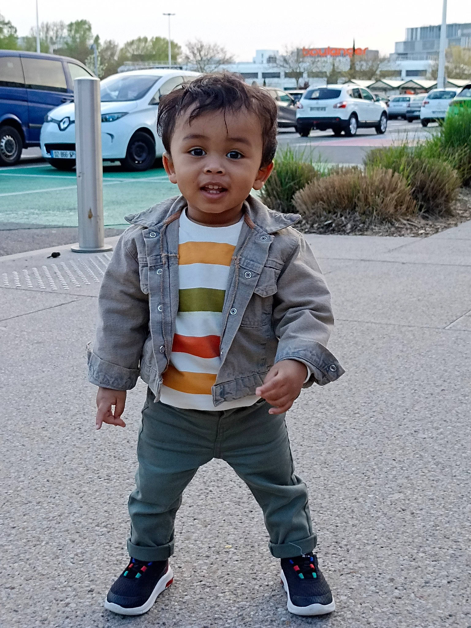 Asher participe au concours pour gagner de l'argent avec cette photo : asphalt, car, child, denim, family_car, fun, gesture, happy, land_vehicle, luxury_vehicle, outerwear, person, plant, road_surface, sky, sleeve, smile, tire, toddler, vehicle