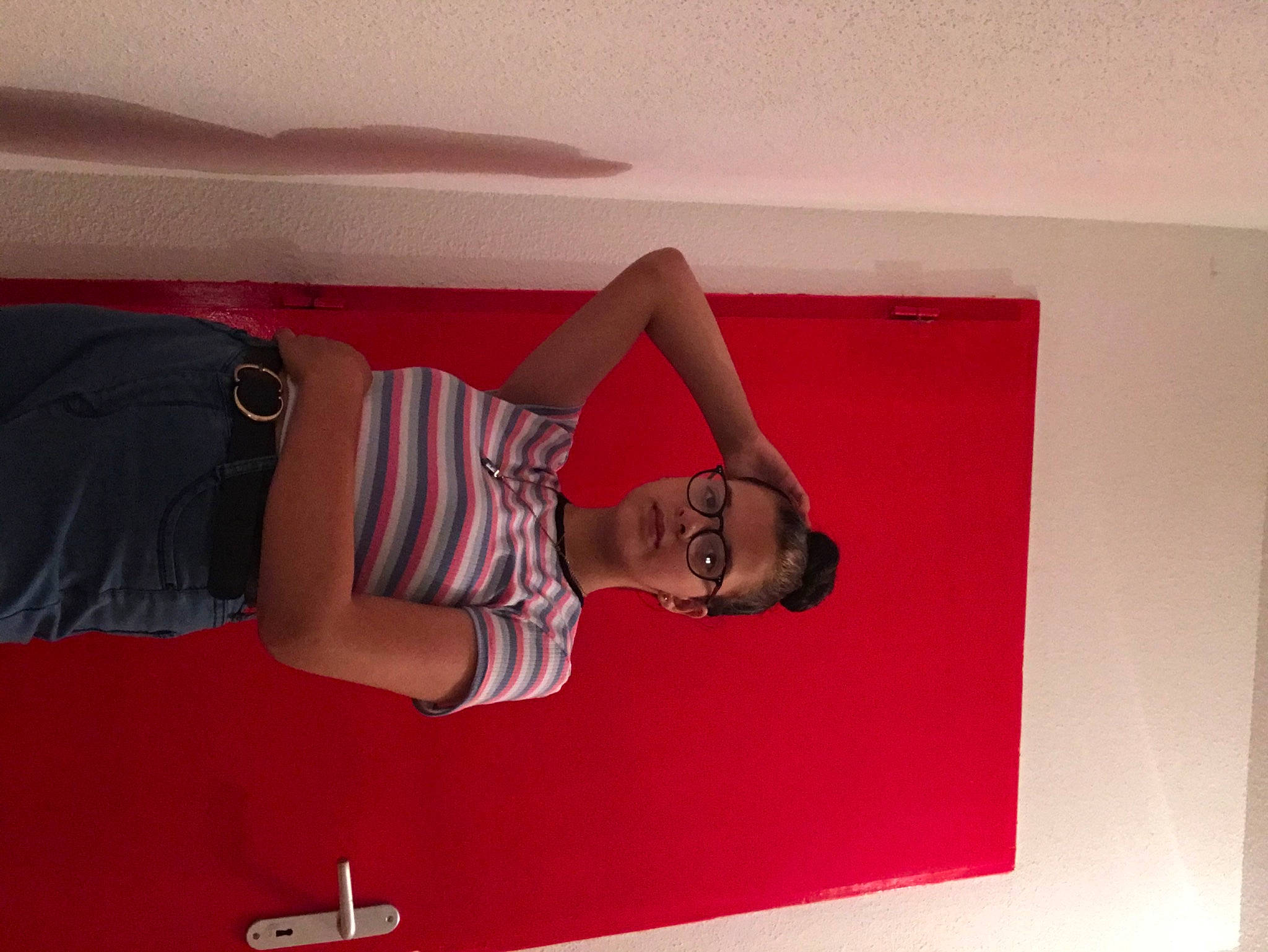 Julia participe au concours pour gagner de l'argent avec cette photo : arm, elbow, hip, human_body, joint, leg, person, red, room, shoulder