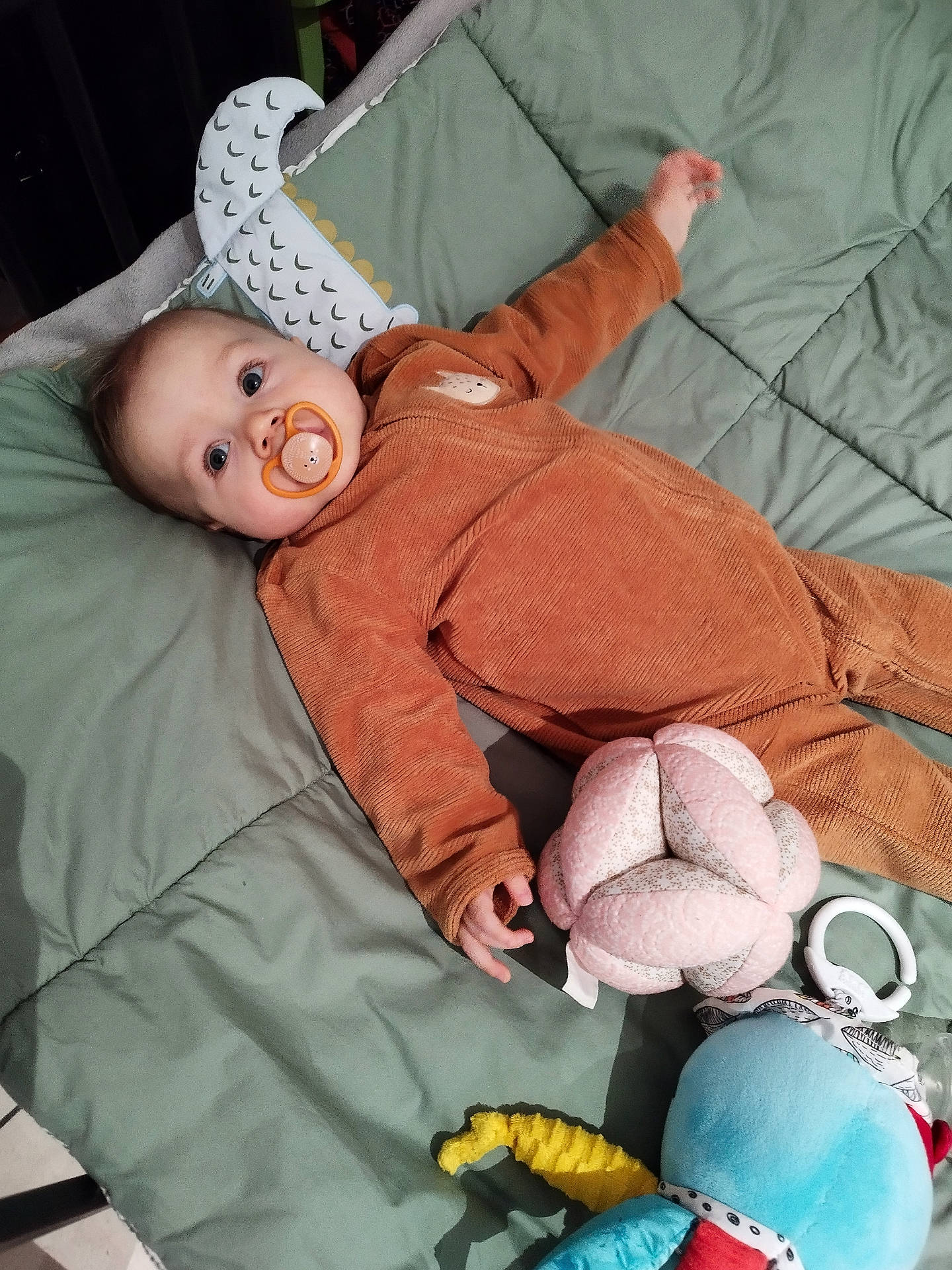 Zoé a rejoint le concours — aidez-le/la à gagner de superbes lots ! baby, bed, blanket, bodypart, clothing, couch, crib, cushion, face, finger, furniture, hand, hat, head, homedecor, infantbed, person, photography, portrait, toy