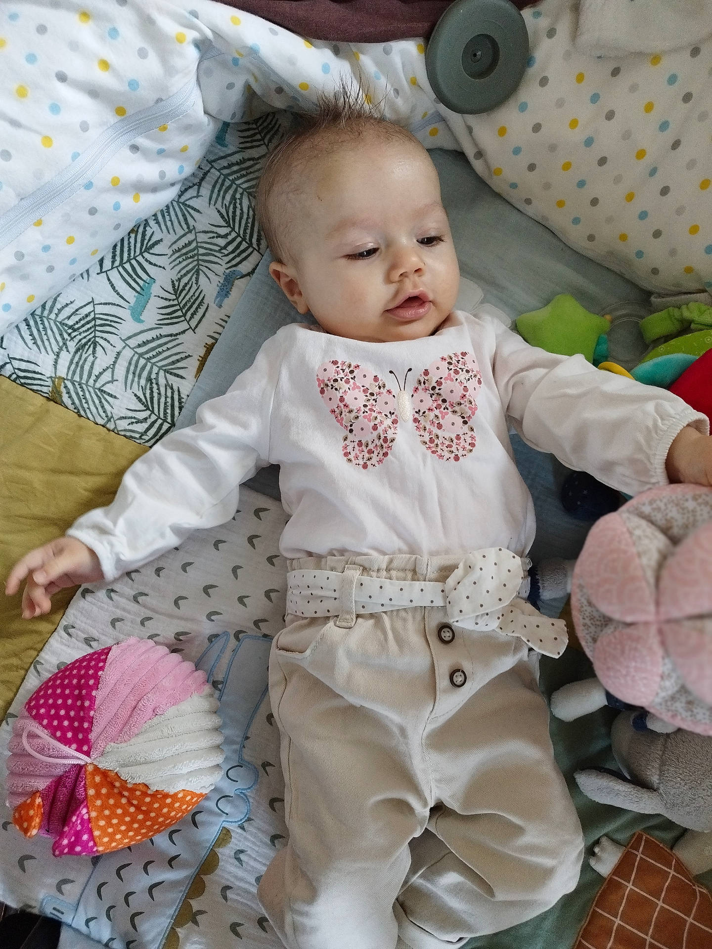 Zoé participe au concours pour gagner de l'argent avec cette photo : baby, bed, bedroom, blanket, couch, crib, cushion, face, furniture, head, homedecor, indoors, linen, newborn, person, photography, portrait, quilt, room, sleeping