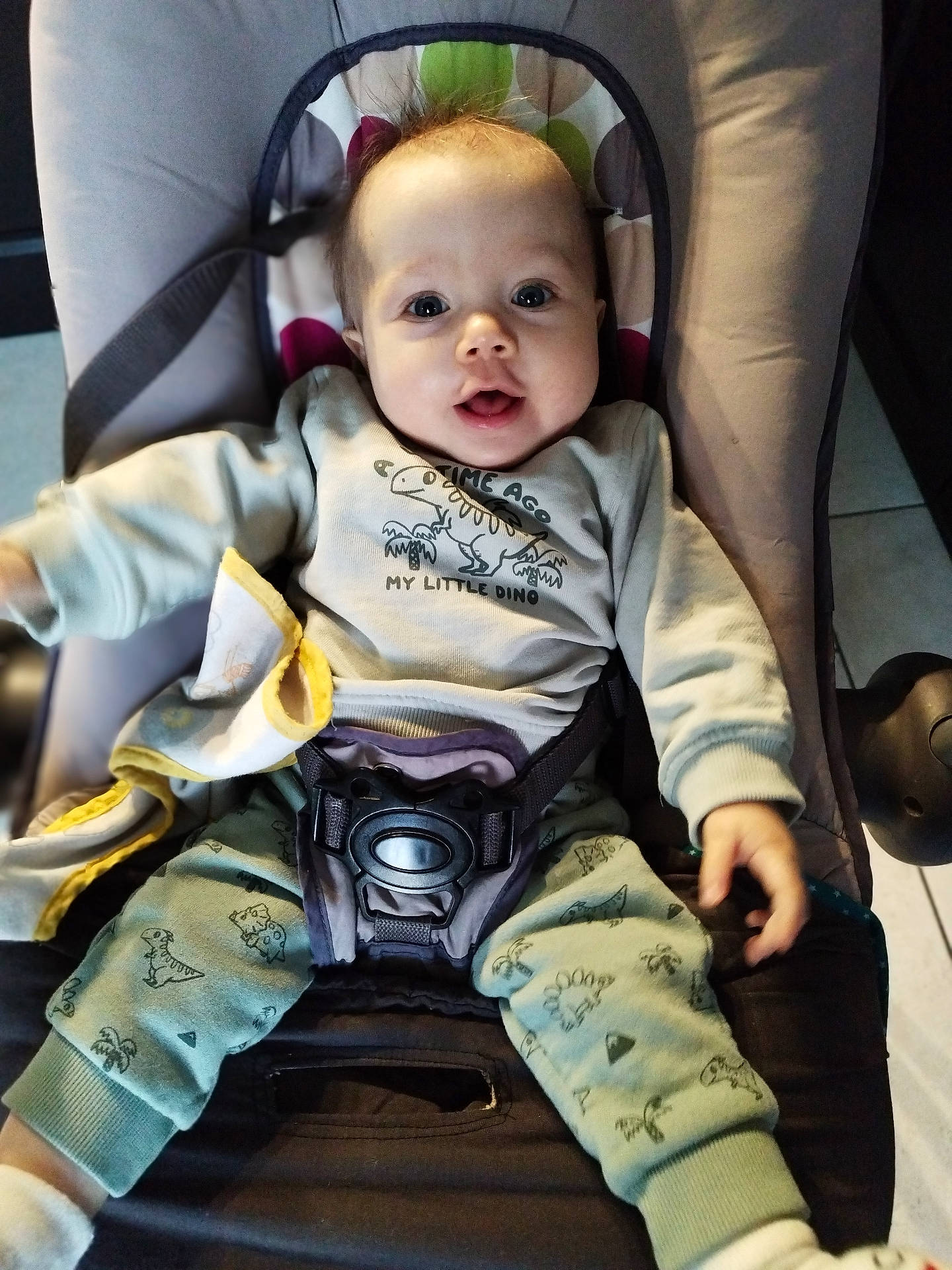 Zoé a rejoint le concours — aidez-le/la à gagner de superbes lots ! baby, car, clothing, coat, cushion, face, footwear, furniture, head, homedecor, pants, person, photography, portrait, shoe, sitting, stroller, t_shirt, transportation, vehicle