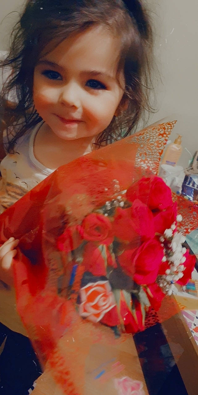 Ernestine a rejoint le concours — aidez-le/la à gagner de superbes lots ! beauty, brown_hair, child, dessert, event, eye, fun, happy, head, icing, iris, joy, lip, mouth, party_supply, peach, person, petal, pink, skin