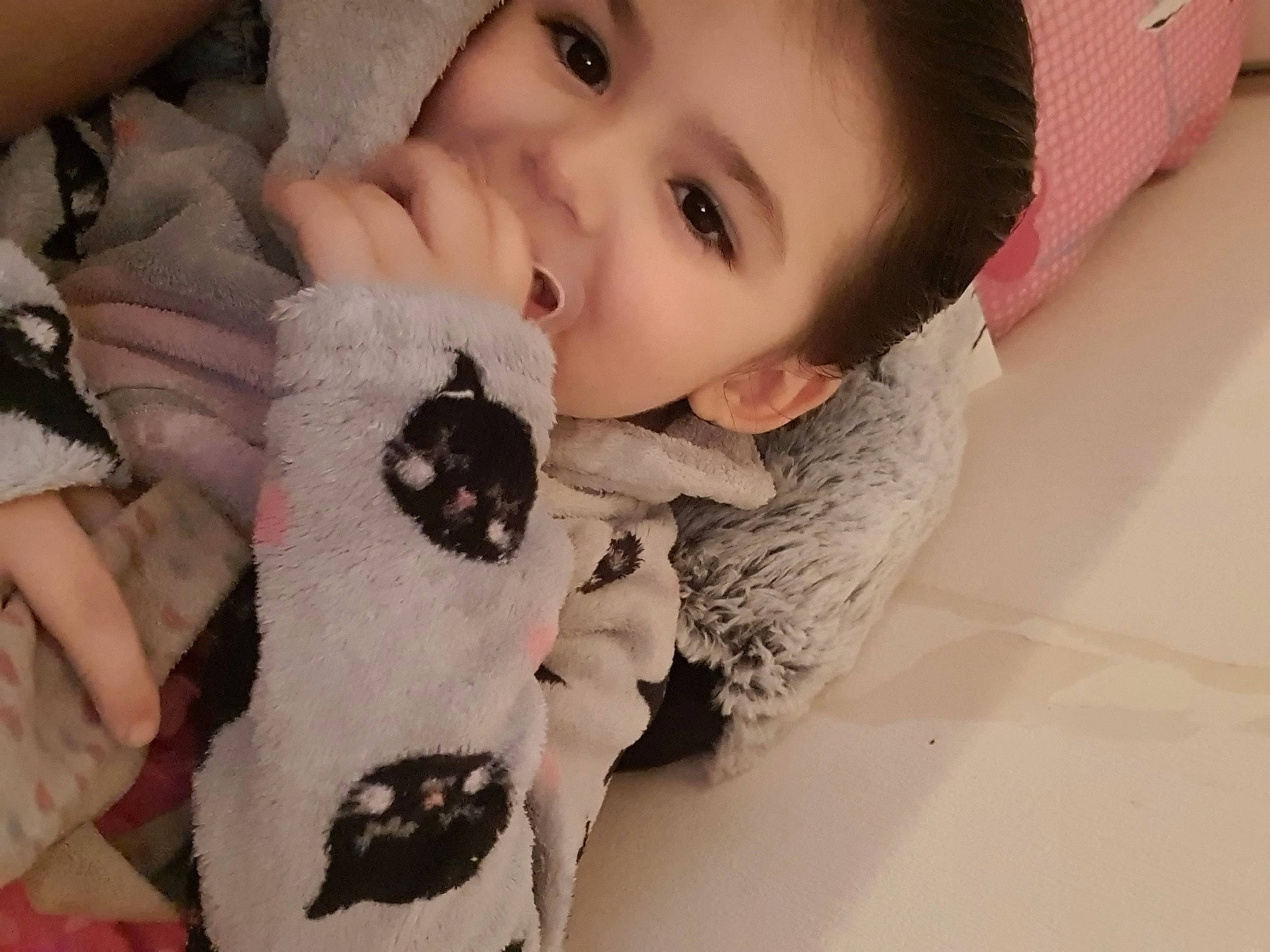 Ernestine a rejoint le concours — aidez-le/la à gagner de superbes lots ! baby_toddler_clothing, cheek, eye, eyelash, finger, happy, head, human_body, iris, lip, mouth, nose, organ, person, pink, skin, sleeve, textile, toddler, toy