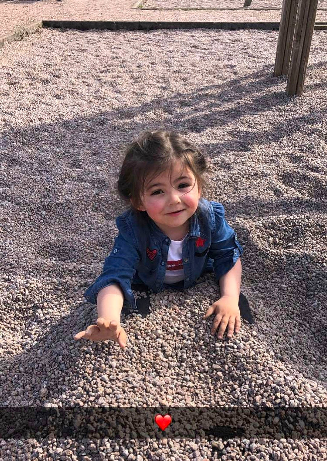 Ernestine a rejoint le concours — aidez-le/la à gagner de superbes lots ! asphalt, beauty, black, child, flooring, fun, grass, happy, human, joy, leaf, line, nature, people_in_nature, person, public_space, road_surface, sand, smile, standing