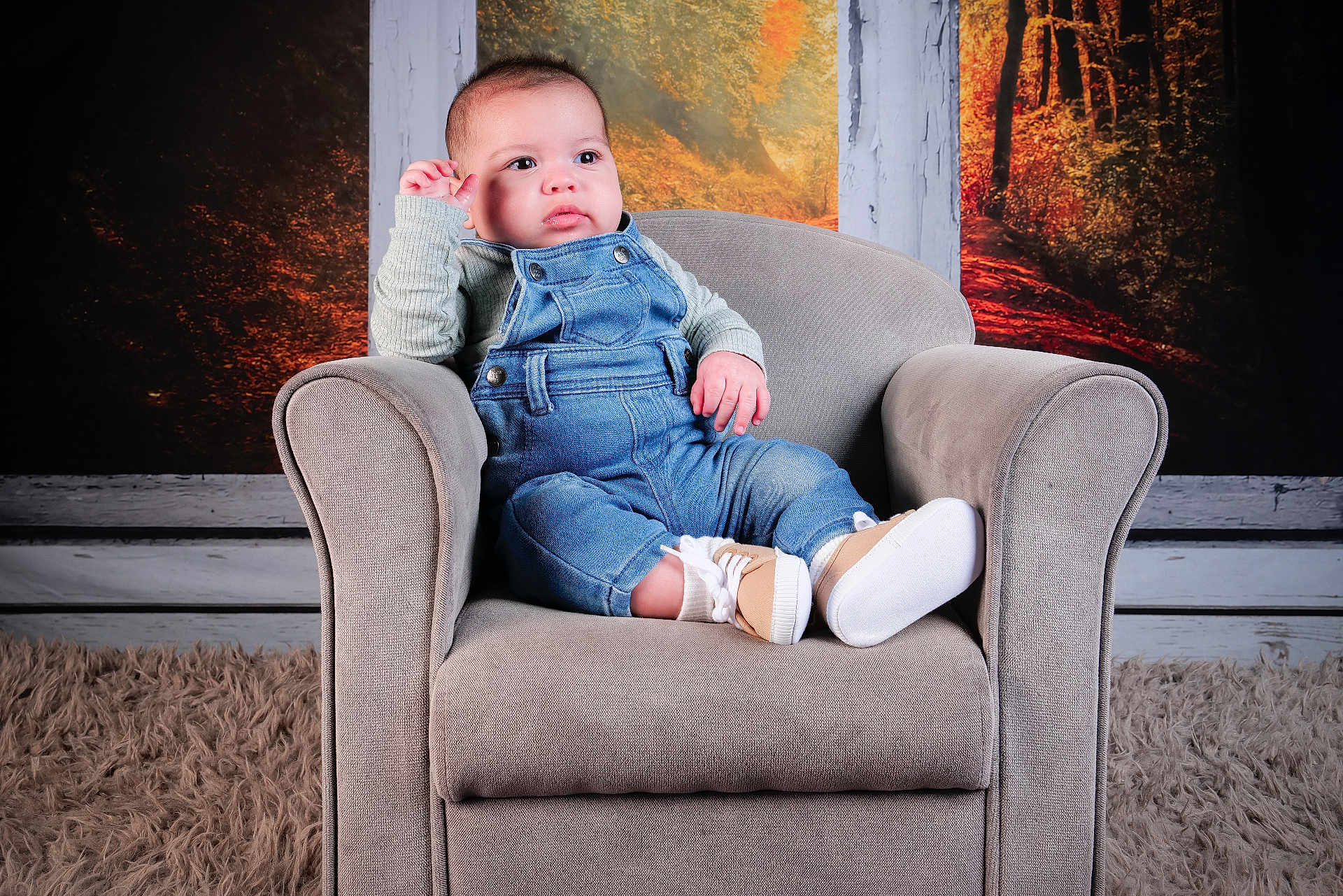 Achille participe au concours pour gagner de l'argent avec cette photo : baby, child, denim_overalls, sneakers, armchair, plush, indoor, portrait, cute, thinking, autumn, background, carpet, cozy, young, person, clothing, fashion, seated, expression