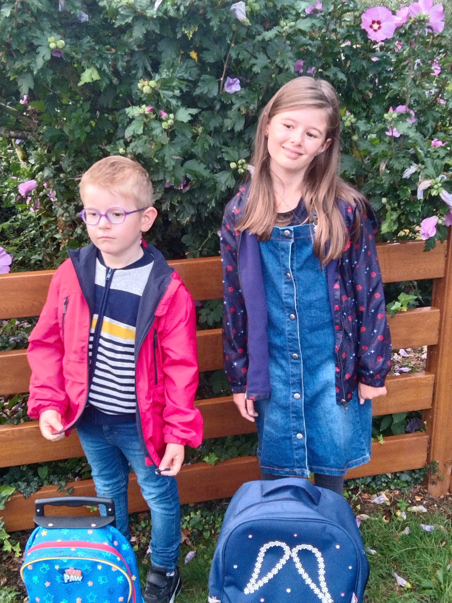 Malyssia participe au concours pour gagner de l'argent avec cette photo : backpack, bag, blue, child, denim, electric_blue, event, flower, fun, grass, happy, jacket, jeans, joy, leisure, luggage_and_bags, people_in_nature, person, plant, pumpkin