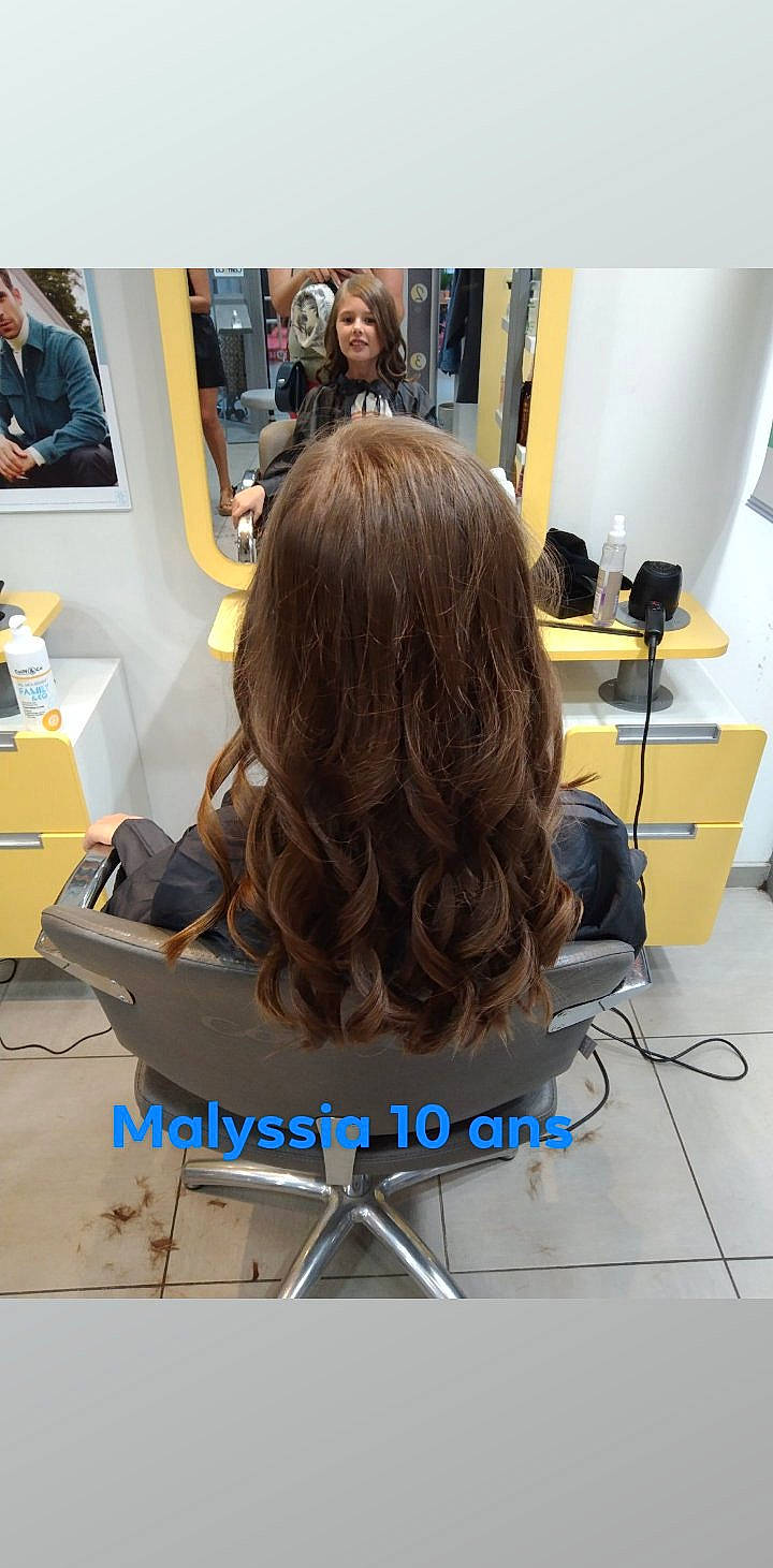 Malyssia a rejoint le concours — aidez-le/la à gagner de superbes lots ! art, automotive_design, beauty_salon, chair, engineering, eyewear, fashion_design, flooring, font, job, layered_hair, long_hair, machine, person, room, service, standing, t_shirt, visual_arts, wig