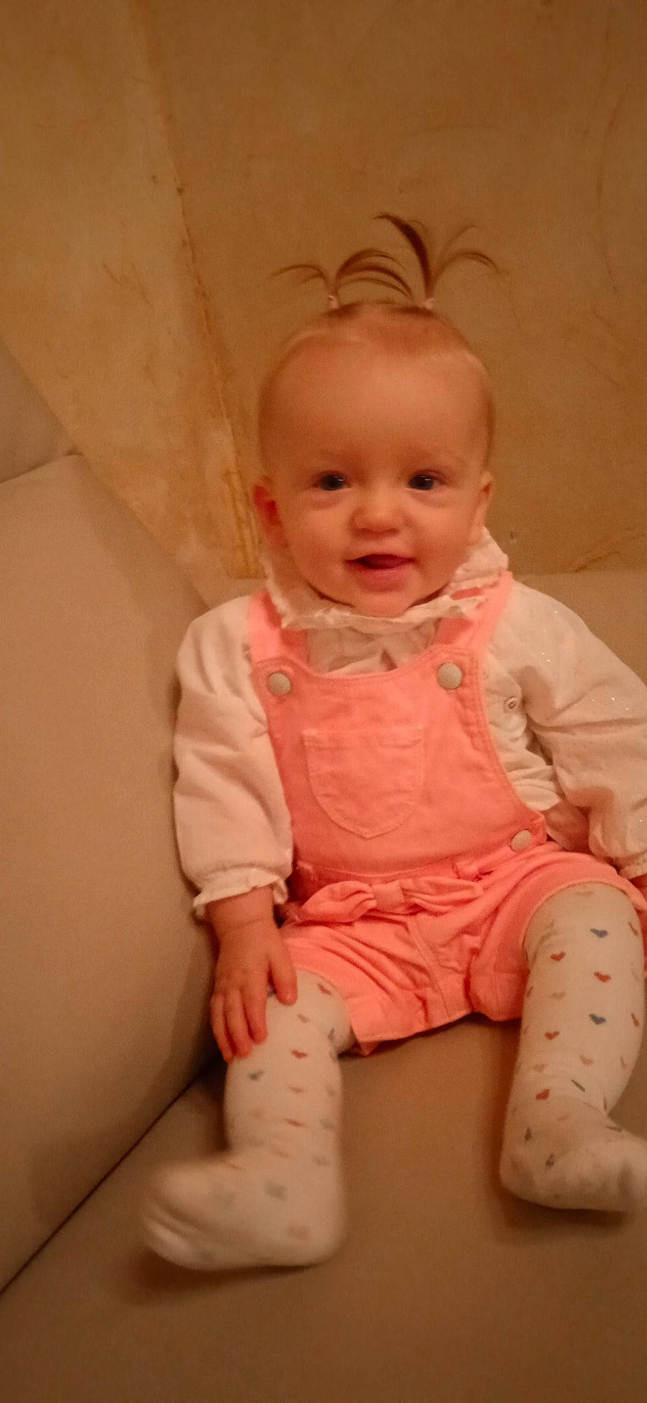 Louna participe au concours pour gagner de l'argent avec cette photo : baby, baby_toddler_clothing, cheek, chin, comfort, dress, eye, eyelash, hair, happy, iris, leg, lip, neck, nose, person, pink, skin, sleeve, smile