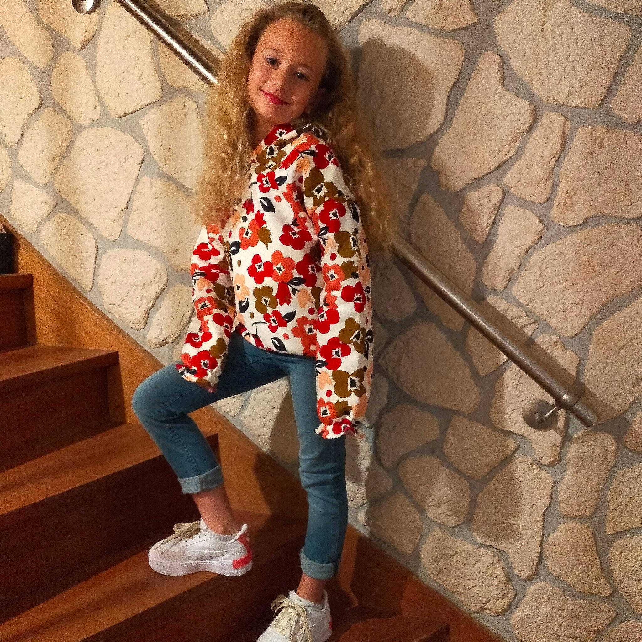 Lilwen participe au concours pour gagner de l'argent avec cette photo : beauty, cool, fashion_design, flooring, fun, hairstyle, joint, joy, knee, leg, neck, organ, pattern, person, shoulder, sleeve, smile, standing, street_fashion, thigh