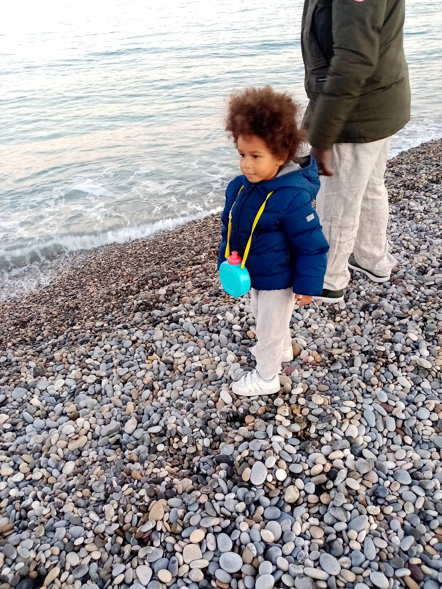 Neïla a rejoint le concours — aidez-le/la à gagner de superbes lots ! beach, child, coast, coastal_and_oceanic_landforms, fun, leg, leisure, ocean, pebble, person, photography, play, rock, sand, sea, shore, toddler, tourism, vacation, walking