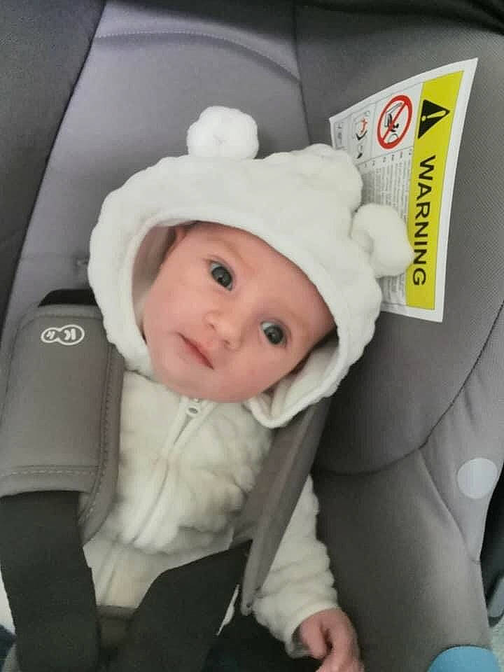 Célia a rejoint le concours — aidez-le/la à gagner de superbes lots ! baby, baby_in_car_seat, baby_products, car_seat, child, headgear, headwear, person, seat_belt, toddler