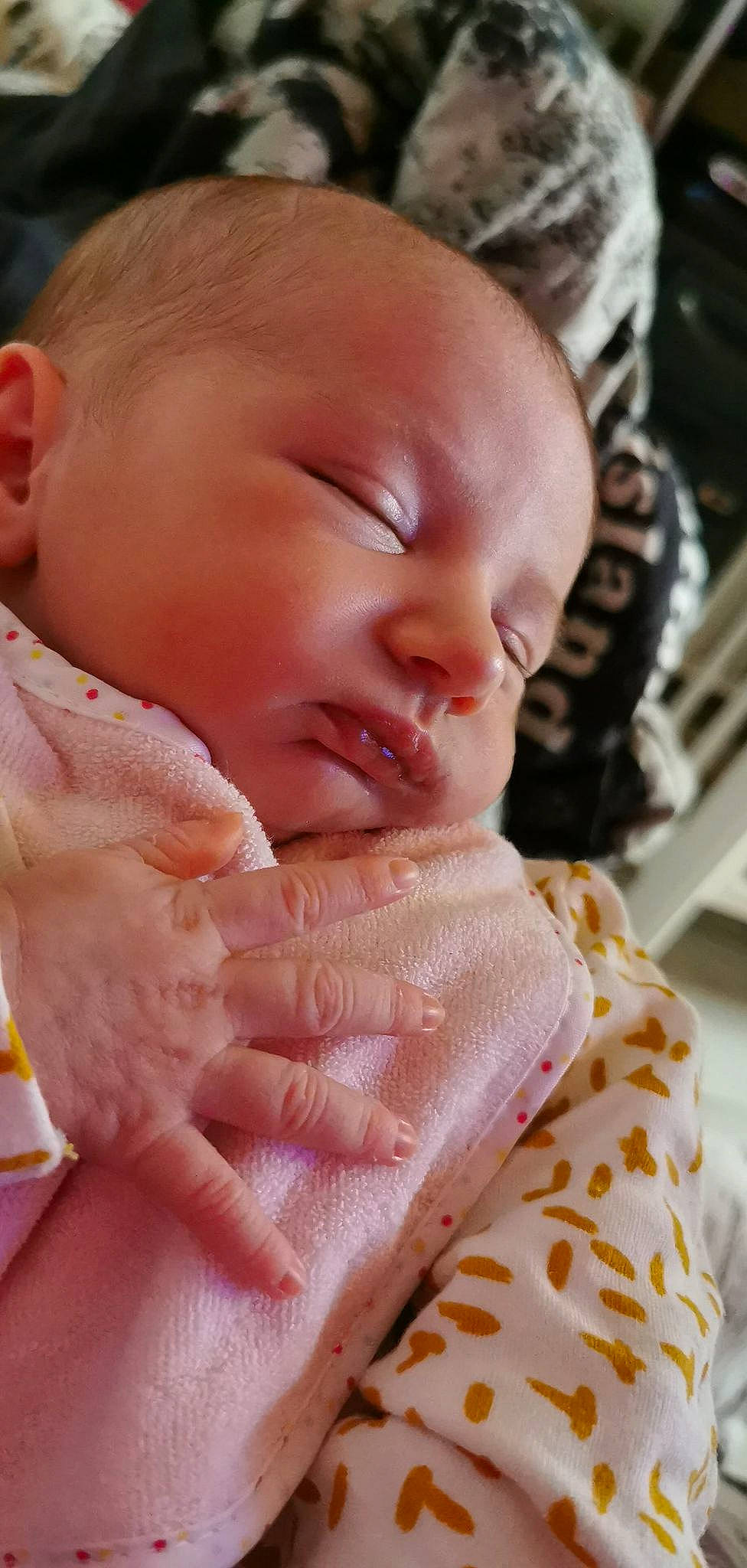 Célia participe au concours pour gagner de l'argent avec cette photo : baby, birth, cheek, child, childbirth, close_up, ear, face, hand, mouth, nap, nose, person, skin, sleep, toddler