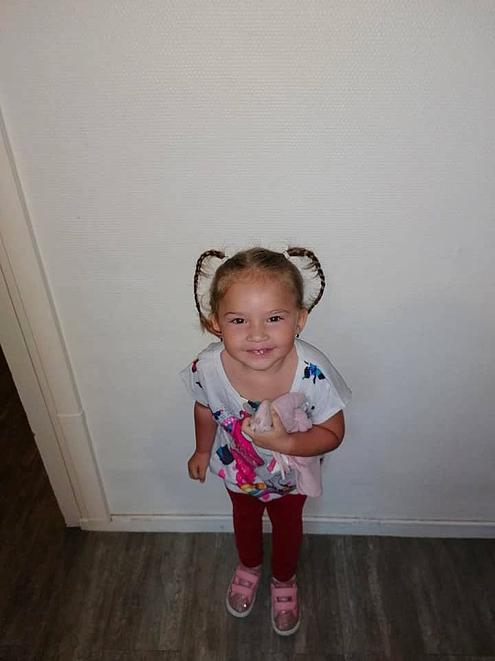 Catalina a rejoint le concours — aidez-le/la à gagner de superbes lots ! baby_toddler_clothing, child, child_model, floor, flooring, hair_accessory, joy, laminate_flooring, laugh, person, pigtail, pink, shoe, sock, standing, toddler, walking_shoe, wood_flooring