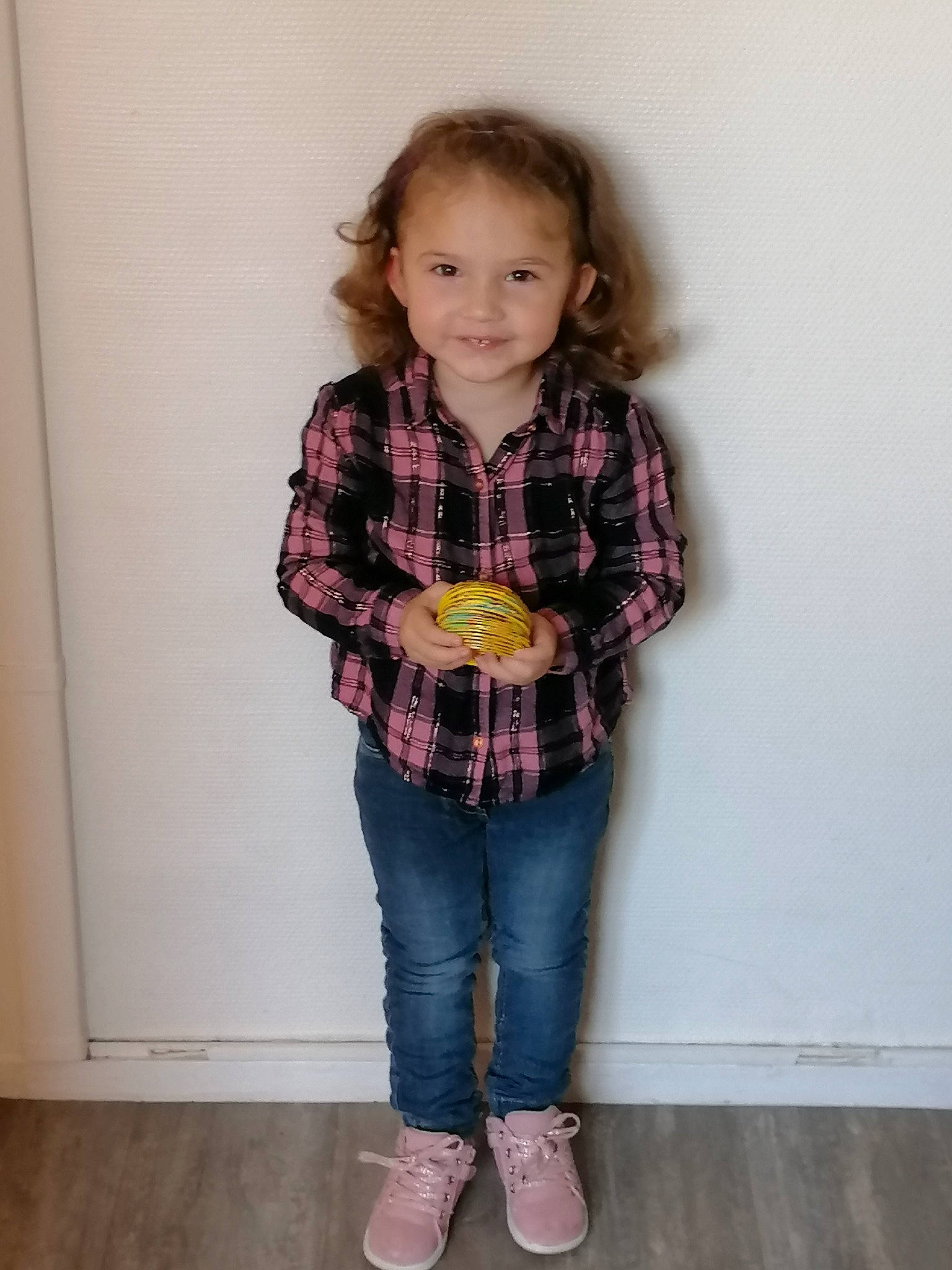 Catalina participe au concours pour gagner de l'argent avec cette photo : baby_toddler_clothing, child_model, clothing, denim, eye, iris, jeans, joy, nose, pattern, person, plaid, purple, shoe, sleeve, standing, street_fashion, tartan, textile, trousers