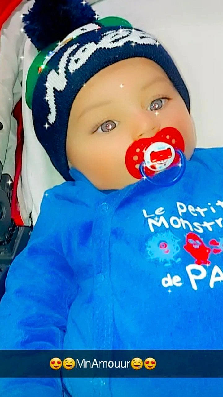 Maiky participe au concours pour gagner de l'argent avec cette photo : baby, baby_toddler_clothing, beanie, cap, carmine, cheek, child, electric_blue, event, fictional_character, fun, glove, happy, knit_cap, outerwear, person, sleeve, snow, toddler, white