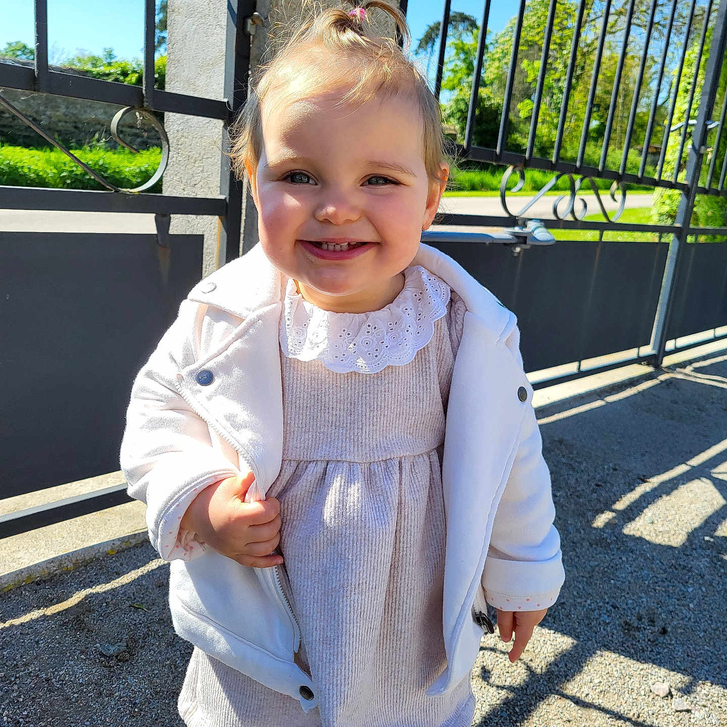 Leïa a rejoint le concours — aidez-le/la à gagner de superbes lots ! baby, bodypart, clothing, coat, dress, face, finger, grass, hand, head, jacket, nature, outdoors, pants, park, person, photography, plant, portrait, tree