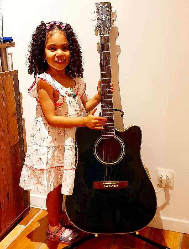 Talita a rejoint le concours — aidez-le/la à gagner de superbes lots ! acoustic_guitar, arm, cabinetry, electronic_instrument, electronic_musical_instrument, folk_instrument, guitar, guitar_accessory, guitarist, joy, music, musical_instrument, musical_instrument_accessory, musician, person, plucked_string_instruments, smile, standing, string_instrument, string_instrument_accessory