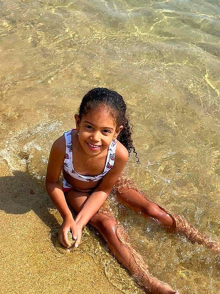 Talita a rejoint le concours — aidez-le/la à gagner de superbes lots ! barefoot, beach, eye, face, flash_photography, foot, fun, happy, head, human, human_leg, joy, leg, leisure, mammal, people_in_nature, people_on_beach, person, sand, smile