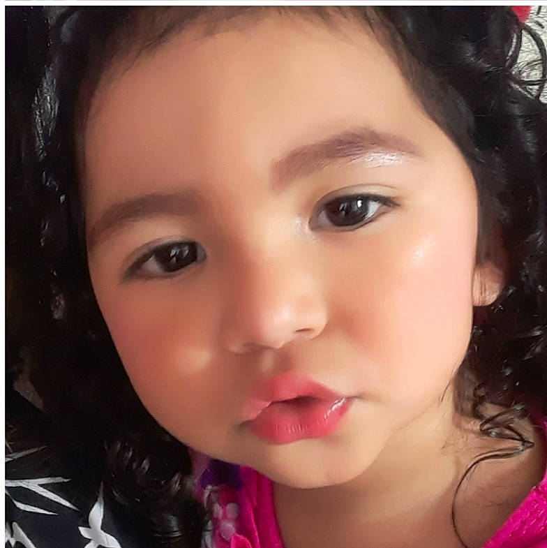 Cléiany participe au concours pour gagner de l'argent avec cette photo : beauty, black_hair, cheek, child, chin, close_up, eye, eyebrow, eyelash, face, forehead, hair, head, jaw, lip, mouth, nose, organ, person, pink