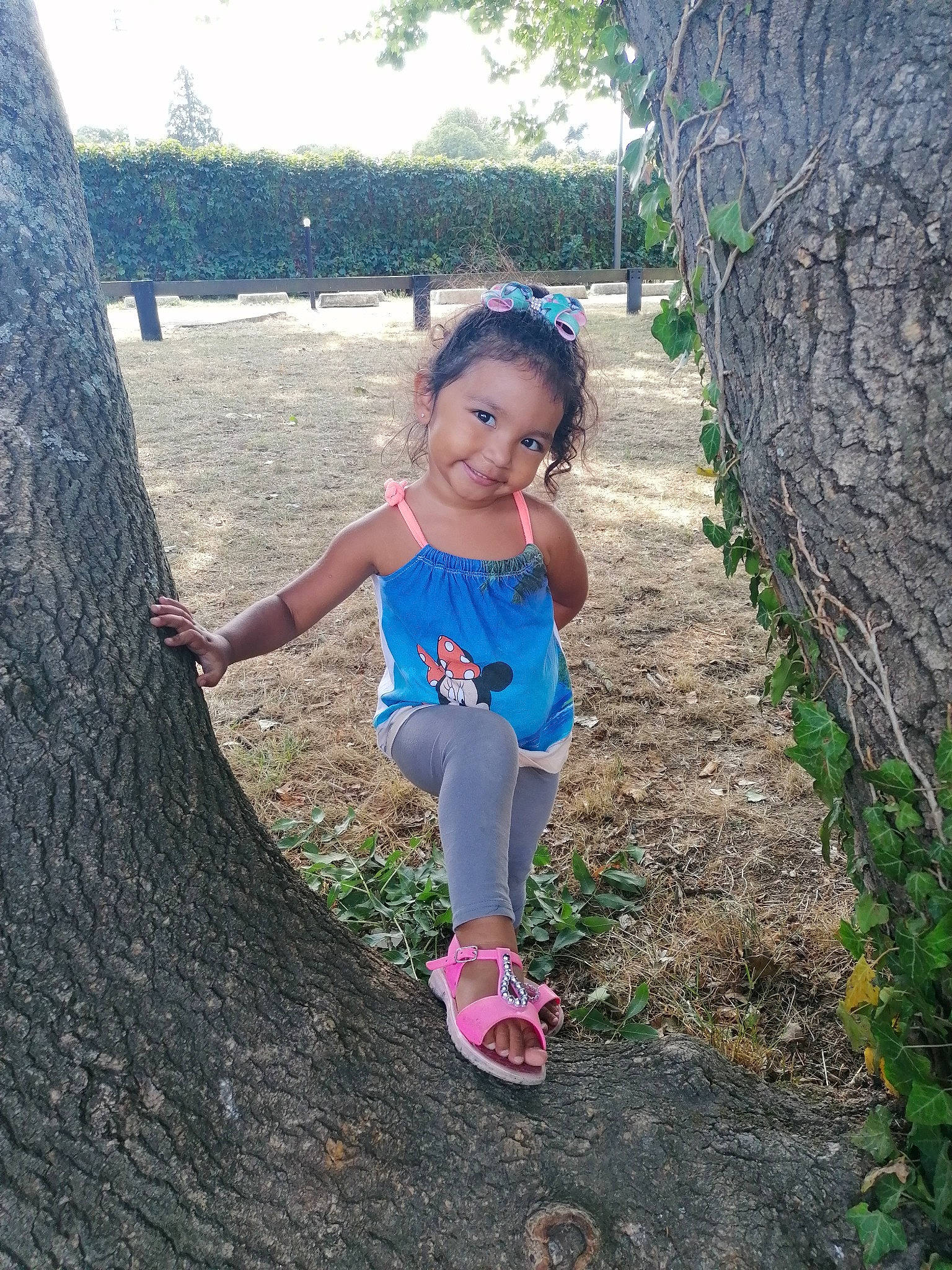 Cléiany a rejoint le concours — aidez-le/la à gagner de superbes lots ! child, fun, grass, happy, joy, leisure, person, plant, play, skin, smile, summer, toddler, tree, vacation, woody_plant