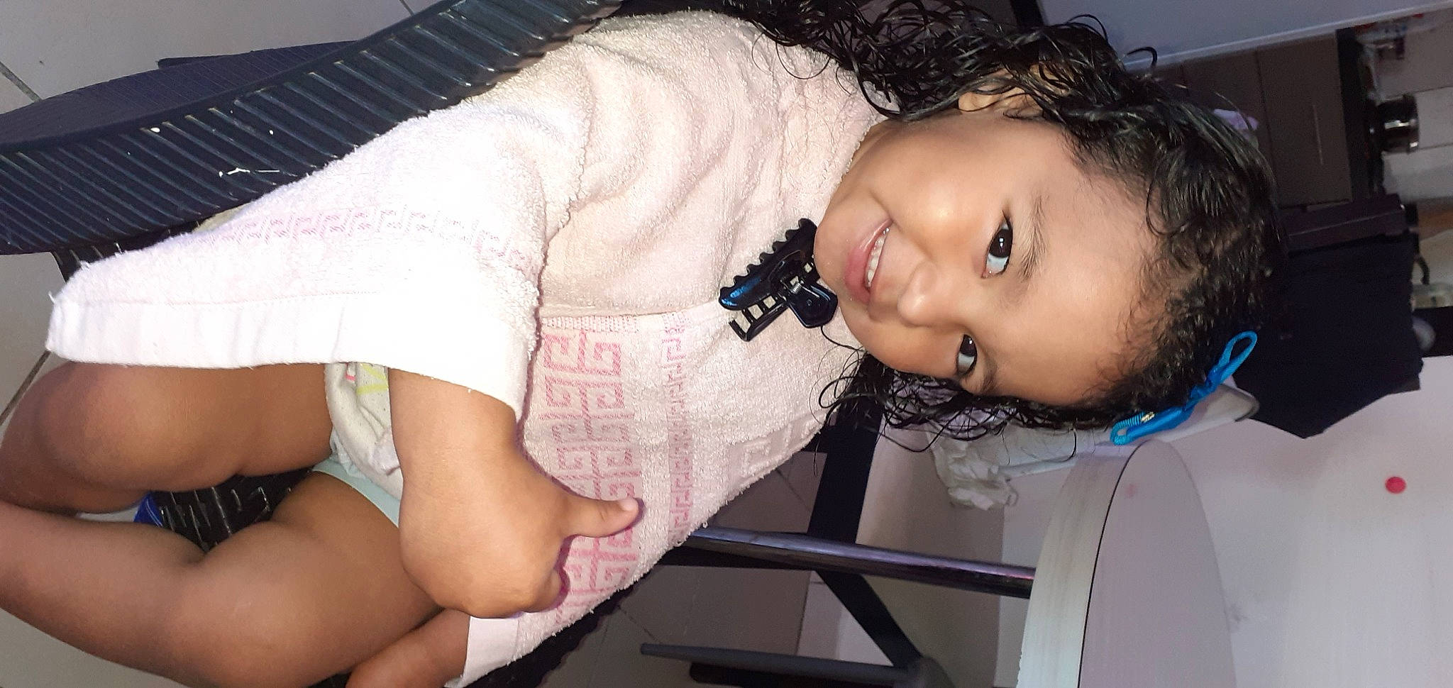 Cléiany participe au concours pour gagner de l'argent avec cette photo : black_hair, cheek, child, joy, person