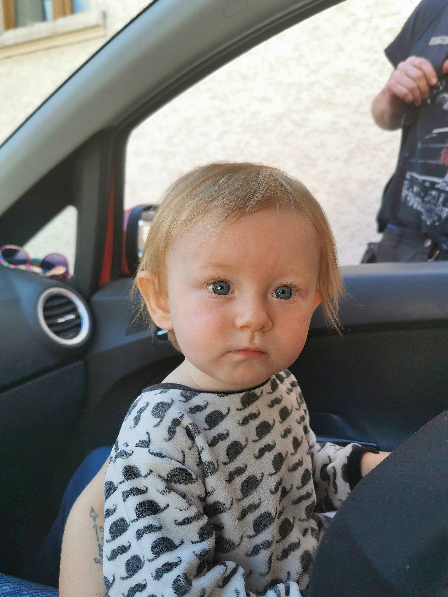 Julia a rejoint le concours — aidez-le/la à gagner de superbes lots ! automotive_exterior, automotive_window_part, baby, baby_in_car_seat, baby_toddler_clothing, blond, car_seat, car_seat_cover, city_car, comfort, family_car, head_restraint, iris, person, polka_dot, seat_belt, steering_part, steering_wheel, toddler, vehicle_door