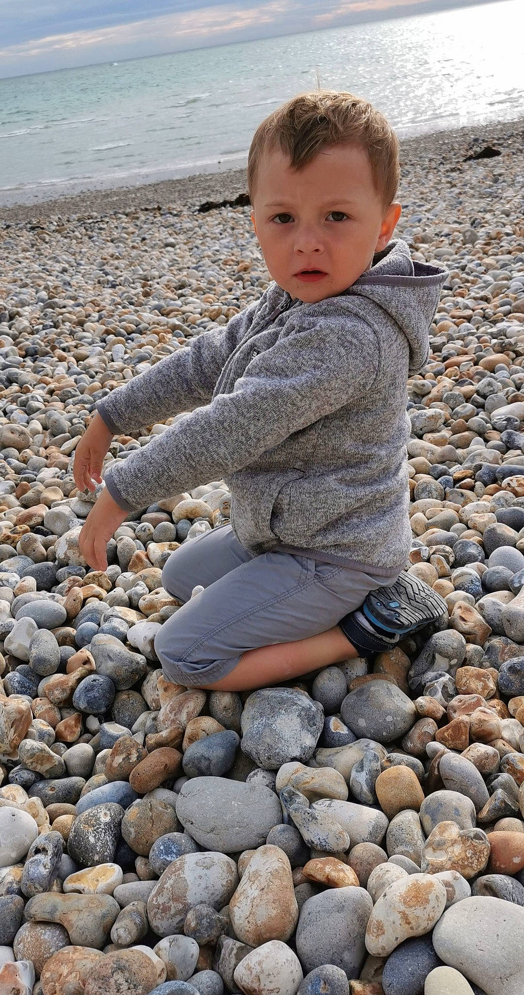 Enzo participe au concours pour gagner de l'argent avec cette photo : ankle, baby, baby_toddler_clothing, beach, bedrock, building_material, child, cobblestone, foot, gravel, mouth, nose, pebble, person, rock, rubble, sand, toddler