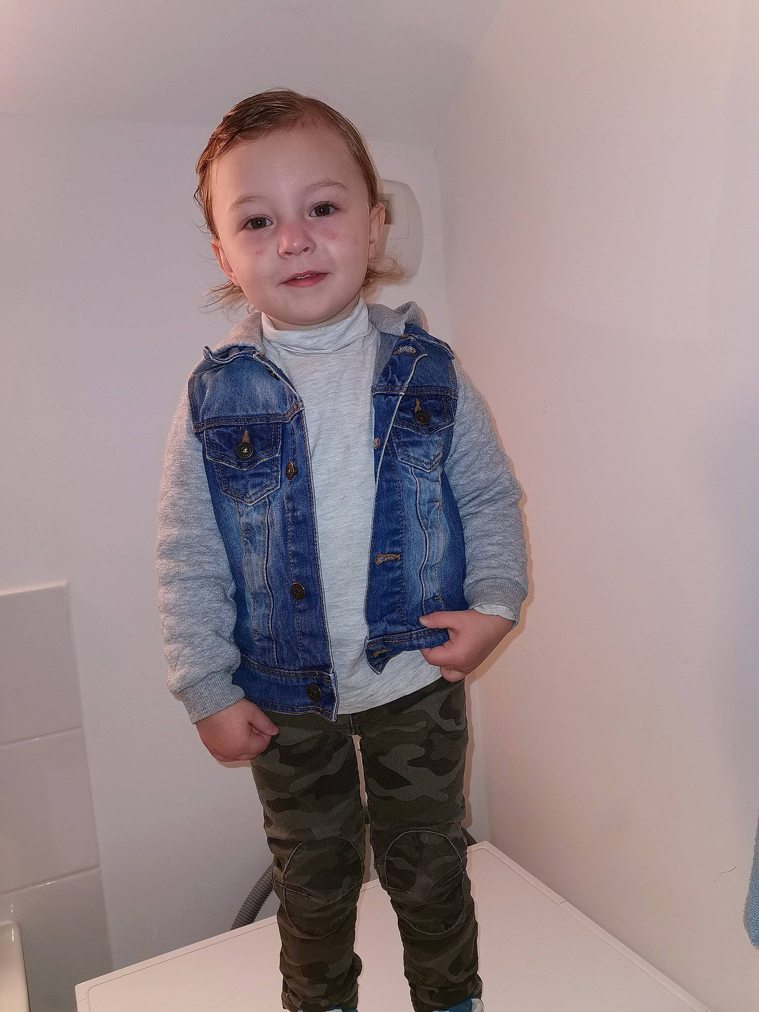 Enzo a rejoint le concours — aidez-le/la à gagner de superbes lots ! baby_toddler_clothing, box, button, camouflage, cargo_pants, cheek, child, child_model, collar, denim, dress_shirt, jacket, joint, joy, khaki, military_camouflage, person, pocket, shoulder, sleeve