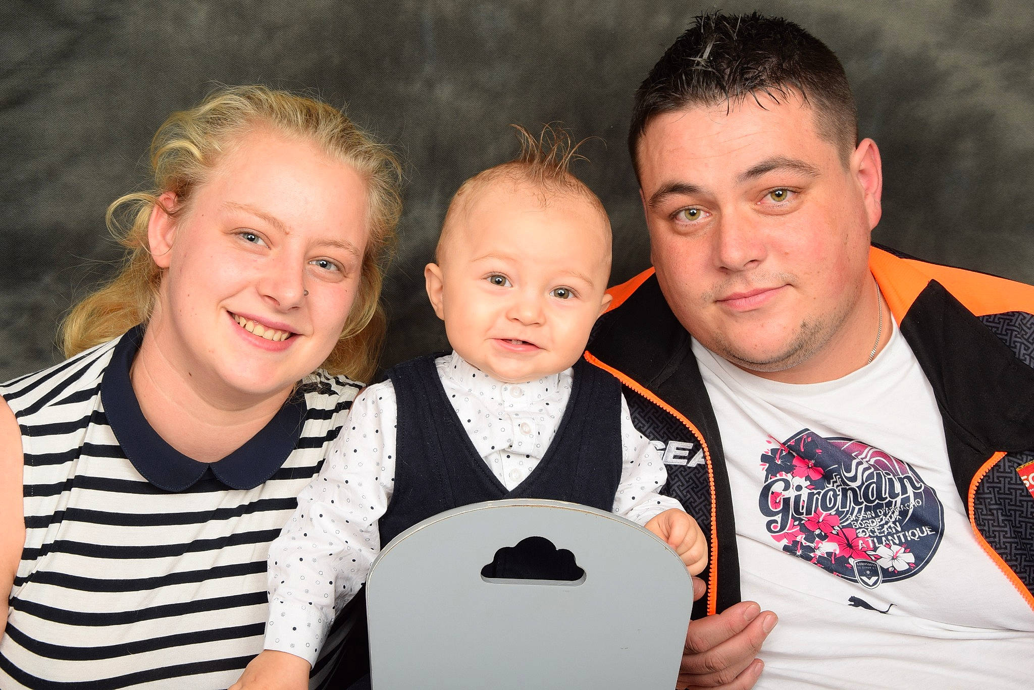 Enzo participe au concours pour gagner de l'argent avec cette photo : boy, child, family, fun, girl, joy, people, person, photography, product, smile, t_shirt