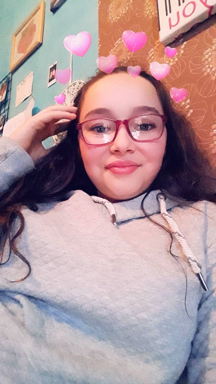 Lola participe au concours pour gagner de l'argent avec cette photo : black_hair, brown_hair, cool, ear, eyebrow, eyewear, face, forehead, glasses, hair, hair_coloring, lip, long_hair, person, photography, pink, selfie, smile, vision_care