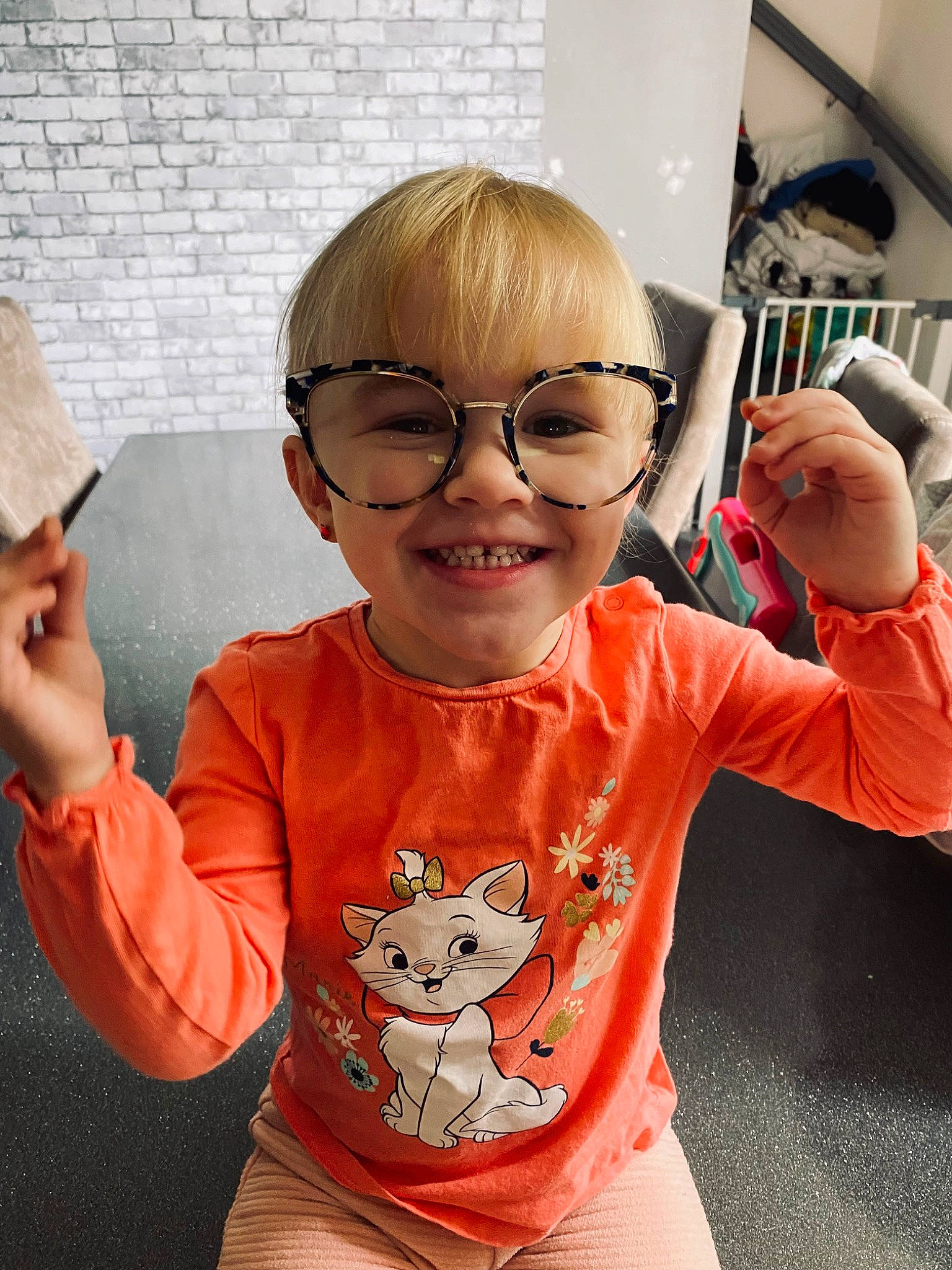 Lùcya participe au concours pour gagner de l'argent avec cette photo : arm, baby_toddler_clothing, child, cool, eyewear, facial_expression, finger, fun, gesture, glasses, hand, happy, joy, person, product, sleeve, smile, standing, t_shirt, thumb