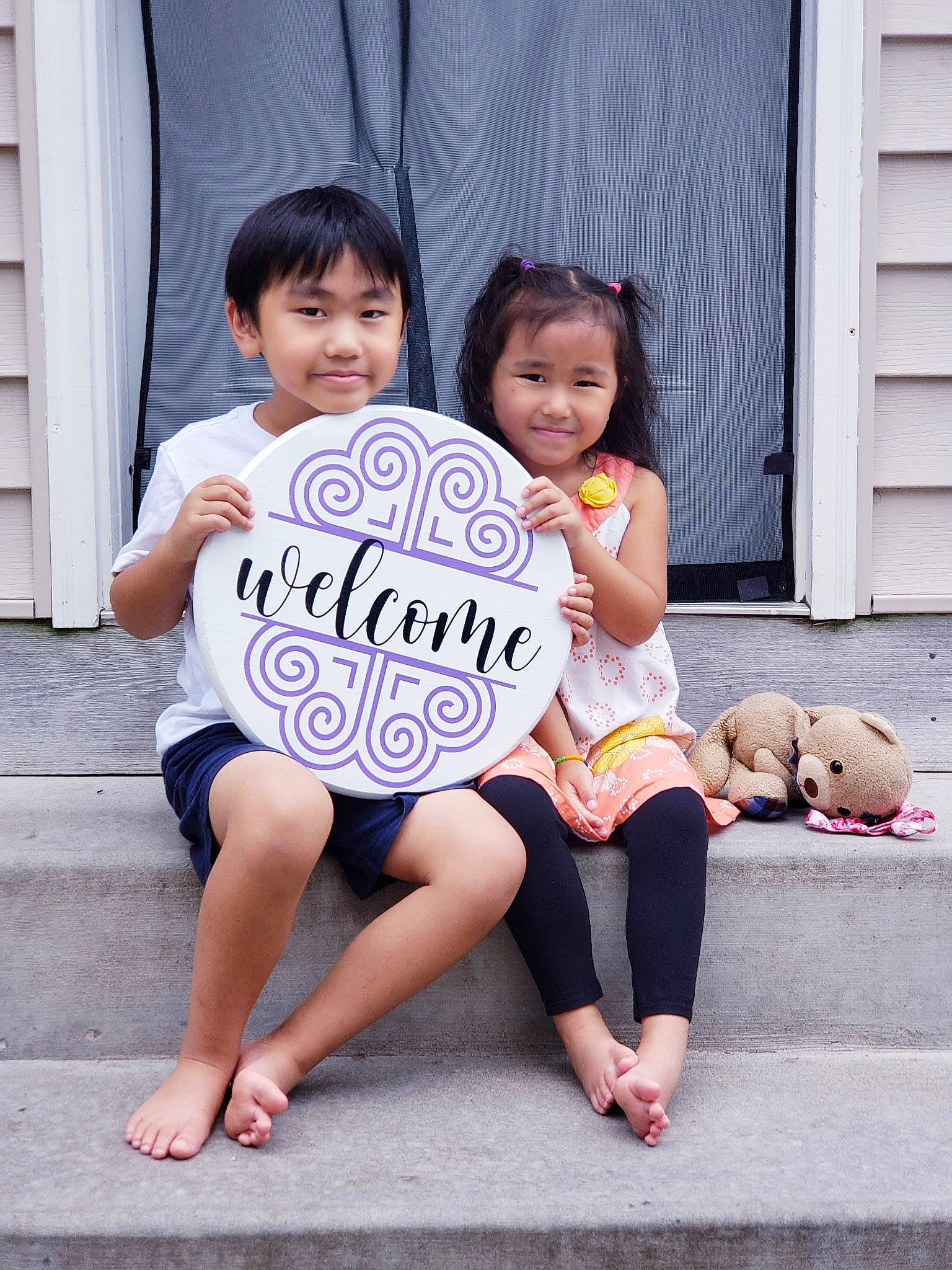 Damian is registered to the contest to win money with this photo: baby, beauty, child, family, happy, joy, leg, people, person, photography, sitting, skin, smile, snapshot, t_shirt, toddler, vacation, yellow