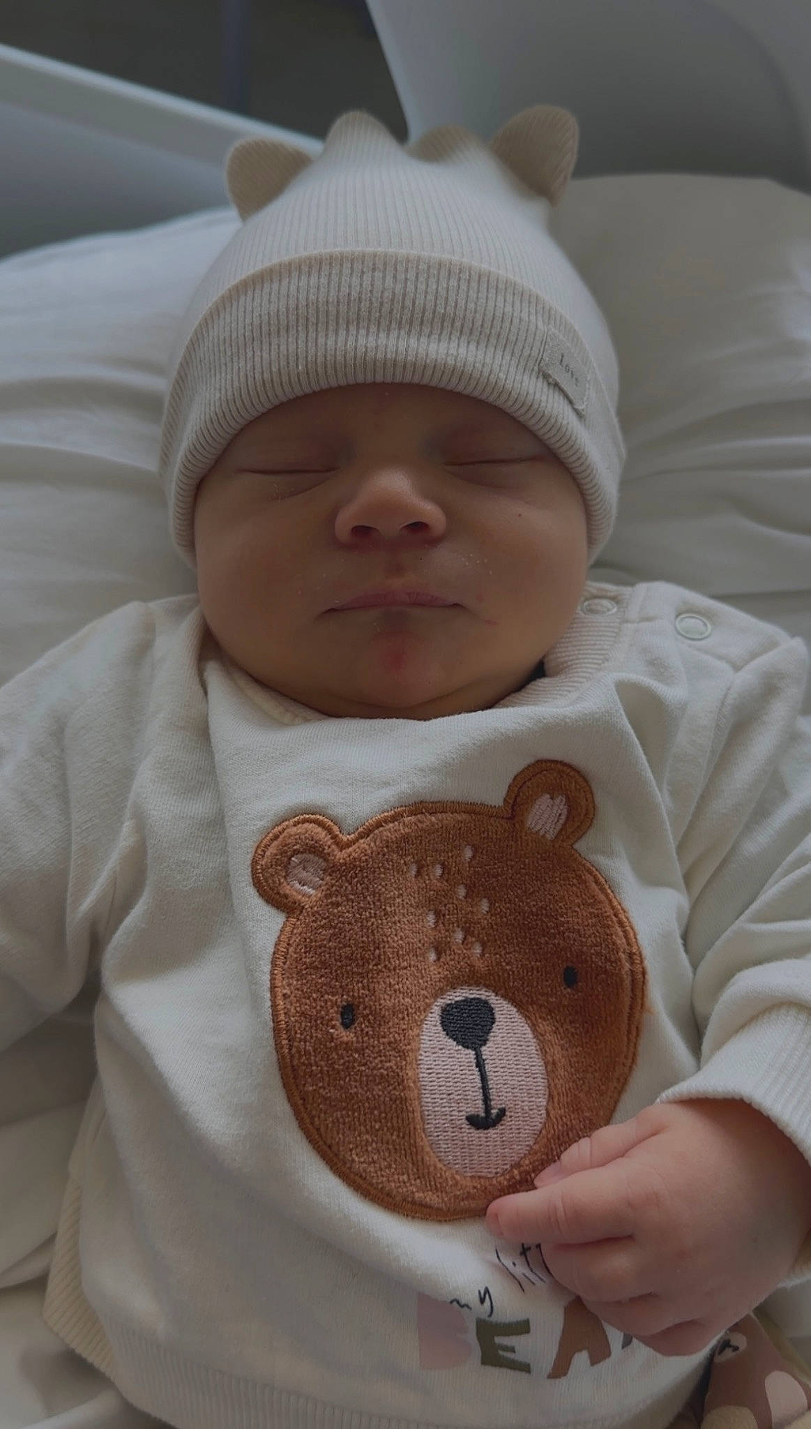 Ange participe au concours pour gagner de l'argent avec cette photo : baby, baby_sleeping, baby_toddler_clothing, cheek, child, comfort, fawn, finger, headgear, headwear, linens, nose, pattern, person, pink, product, skin, sleeve, stuffed_toy, textile