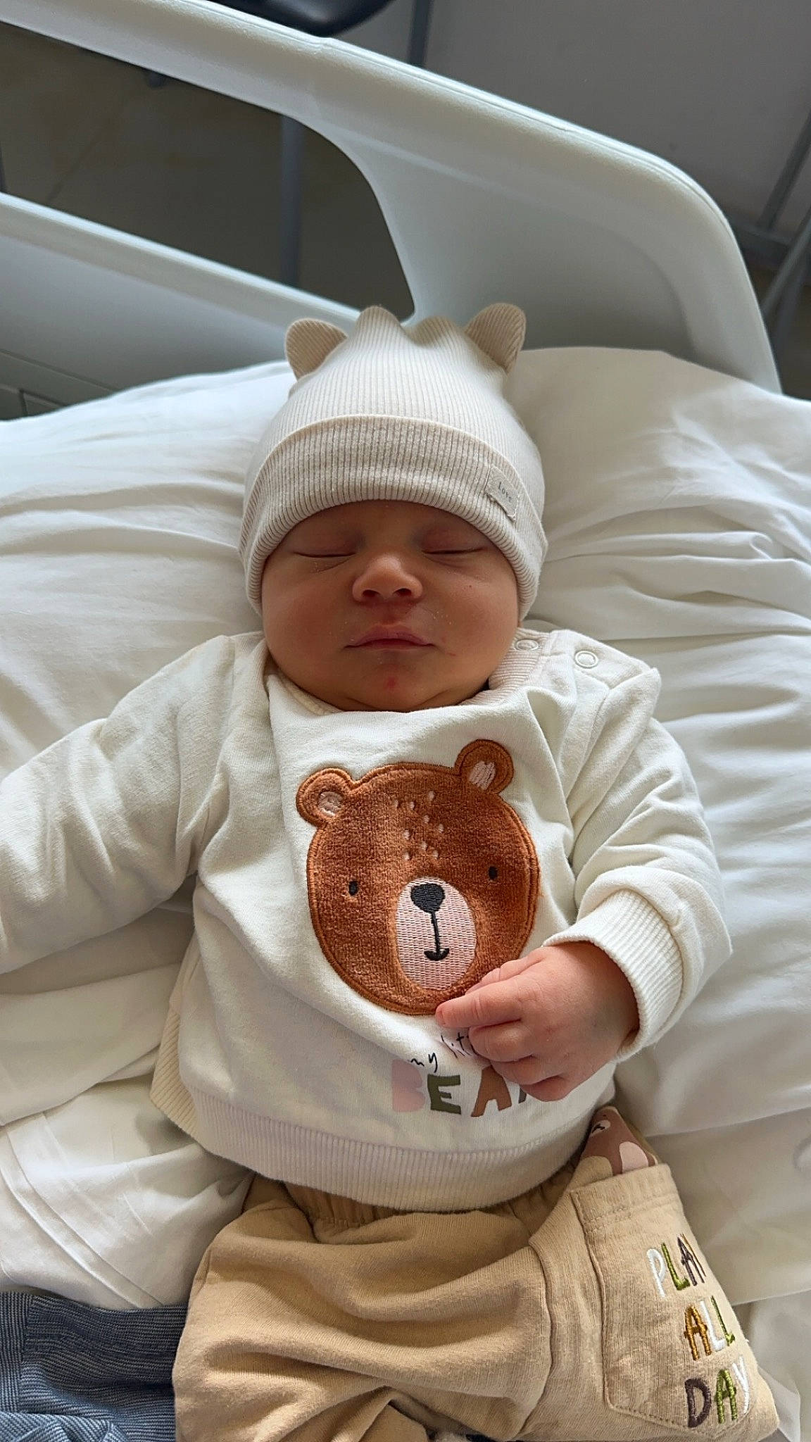 Ange participe au concours pour gagner de l'argent avec cette photo : baby, baby_products, baby_safety, baby_sleeping, baby_toddler_clothing, bedding, bedtime, cheek, comfort, headwear, linens, mammal, outerwear, person, product, skin, sleeve, teddy_bear, textile, toddler