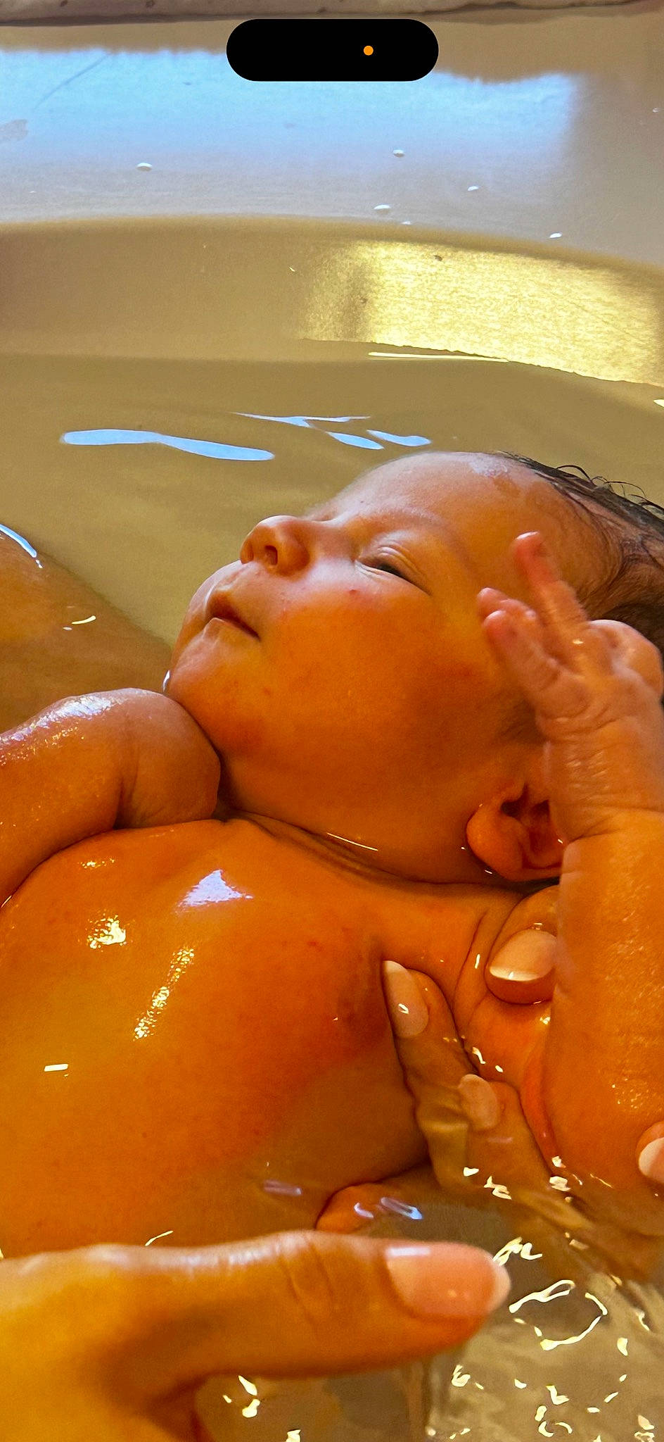 Ange a rejoint le concours — aidez-le/la à gagner de superbes lots ! arm, bathing, cheek, chest, chin, ear, eyebrow, eyelash, face, facial_expression, finger, hair, human_body, jaw, lip, mouth, neck, nose, person, skin