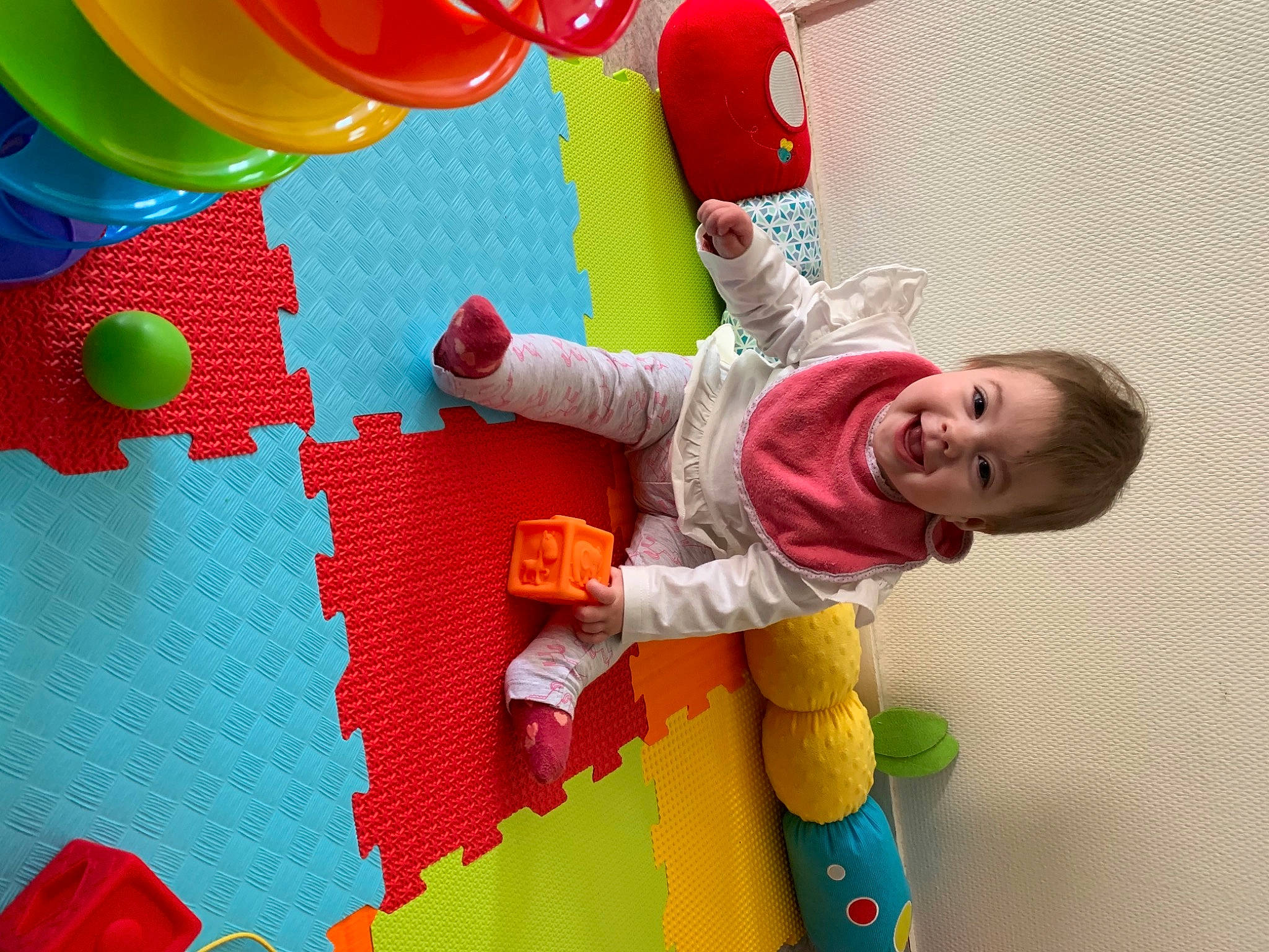 Soana a rejoint le concours — aidez-le/la à gagner de superbes lots ! baby, baby_playing_with_toys, baby_products, baby_toddler_clothing, baby_toys, child, design, fun, happy, magenta, party_supply, person, plastic, play, product, red, room, smile, toddler, toy