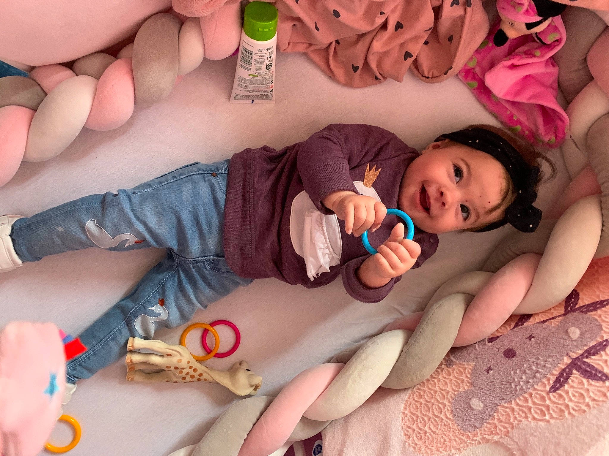 Soana a rejoint le concours — aidez-le/la à gagner de superbes lots ! comfort, finger, hand, happy, head, headwear, human, human_body, knee, leg, mouth, muscle, nail, organ, person, photograph, pink, skin, summer, thigh