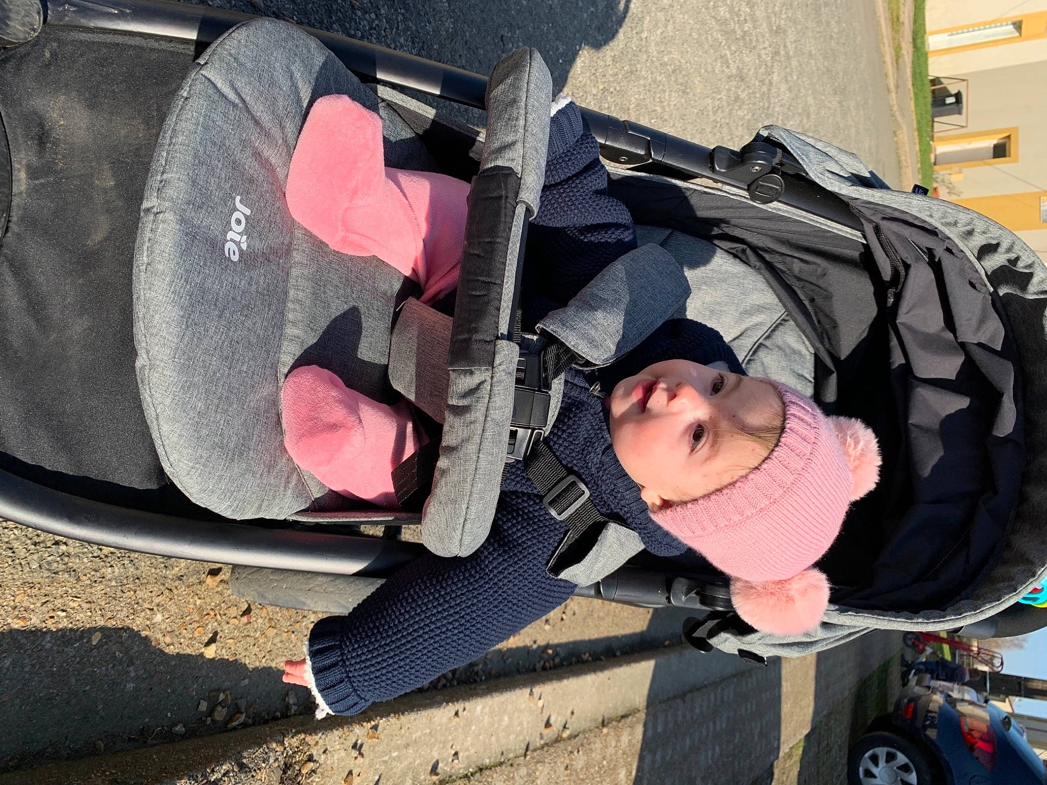 Soana a rejoint le concours — aidez-le/la à gagner de superbes lots ! auto_part, automotive_exterior, automotive_tire, baby_carriage, baby_products, bag, beauty, bumper, carmine, comfort, headwear, luggage_and_bags, motor_vehicle, person, product, smile, street_fashion, tire, toddler, travel