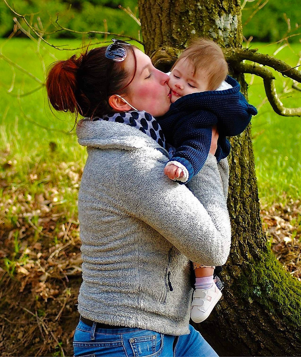 Soana a rejoint le concours — aidez-le/la à gagner de superbes lots ! baby, child, clothing, forest, fun, fur, gesture, glasses, grass, green, happy, interaction, kiss, leisure, people_in_nature, person, photograph, plant, sunglasses, toddler