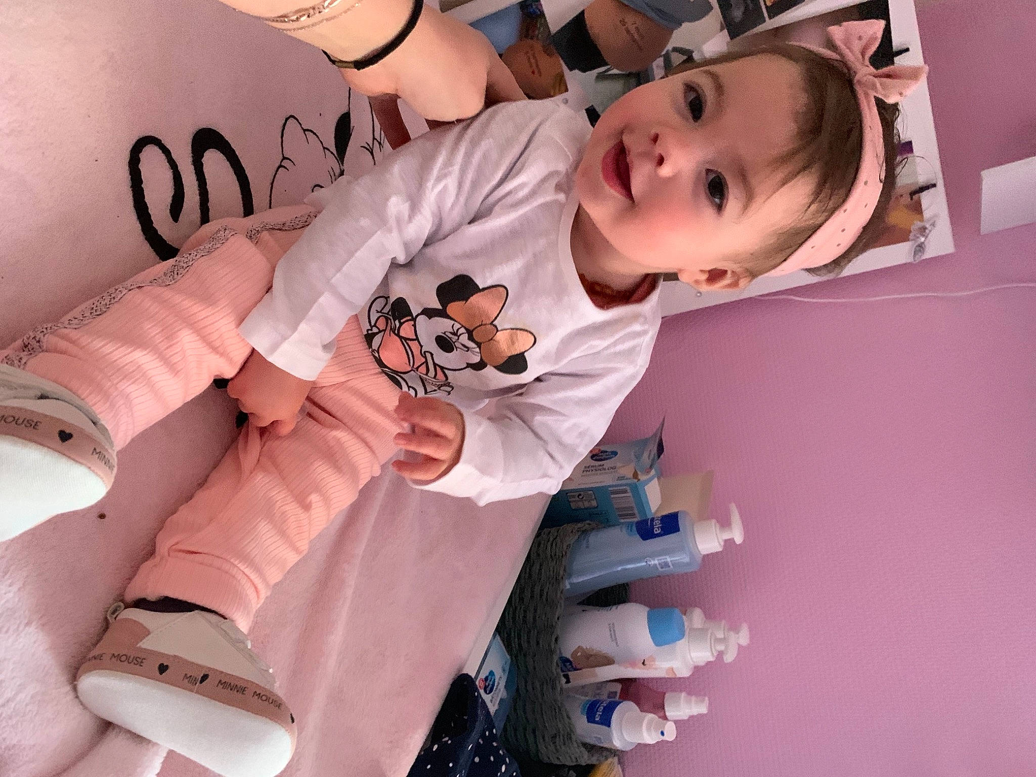 Soana participe au concours pour gagner de l'argent avec cette photo : arm, baby, baby_toddler_clothing, finger, gesture, hand, happy, knee, leg, nail, organ, person, pink, product, skin, sleeve, thigh, thumb, toddler, white